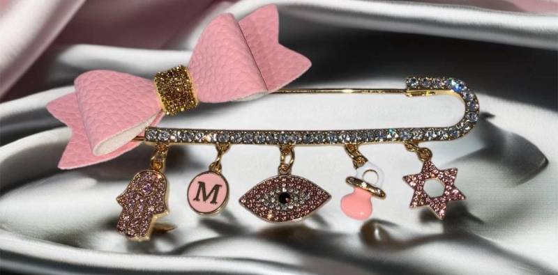 Initial Crystal Stroller Pin ™ Mit Personalisiertem Buchstaben Und 4 Anhängern, Handgefertigtes 18K Gold Überzogen, Geschenk Zum Baby, Brosche von Etsy - TheYinToYourPin
