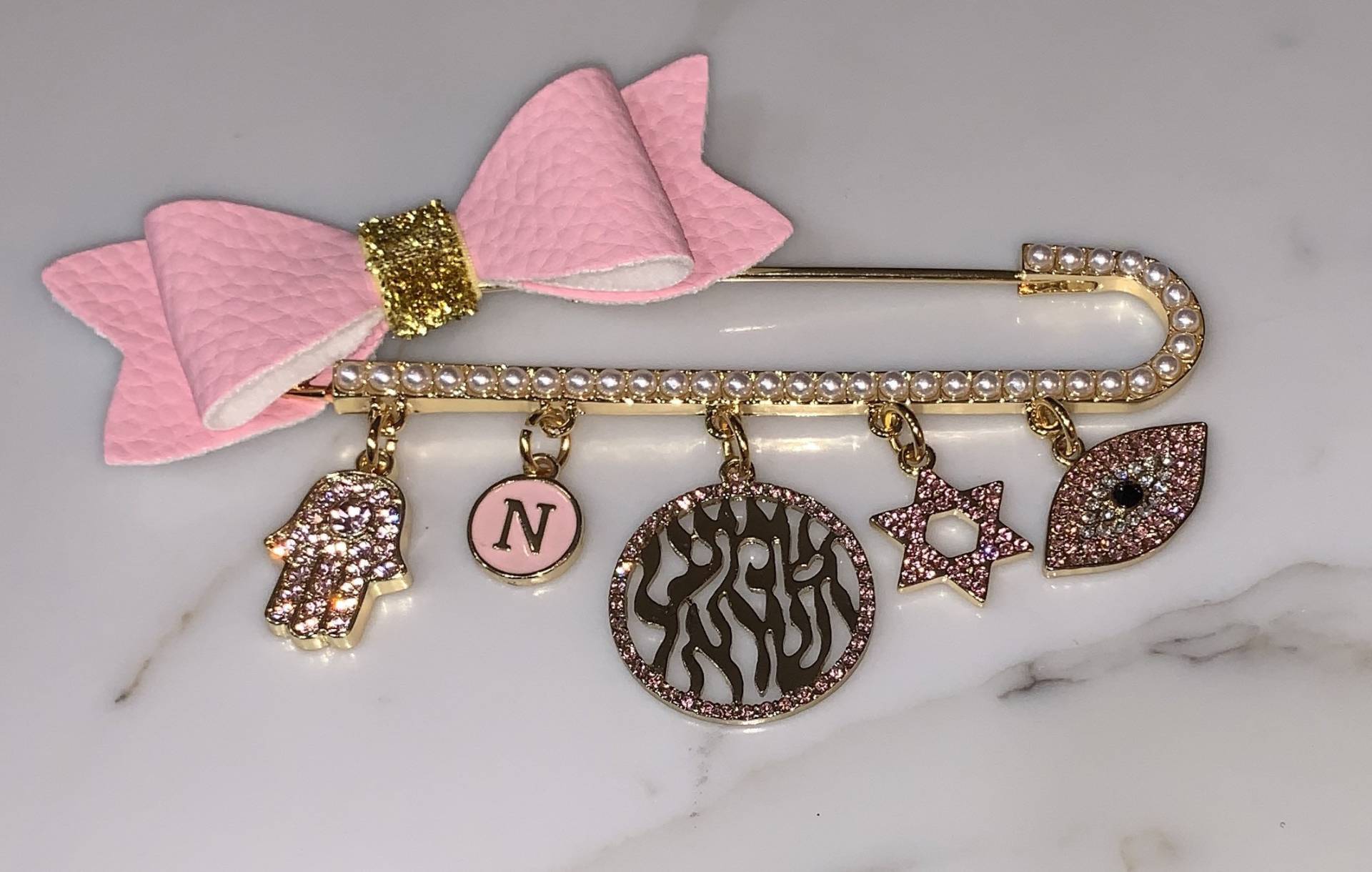 Initial Crystal Stroller Pin ™ Mit Personalisiertem Buchstaben Und 4 Anhängern, Handgefertigtes 18K Gold Überzogen, Geschenk Zum Baby, Brosche von Etsy - TheYinToYourPin