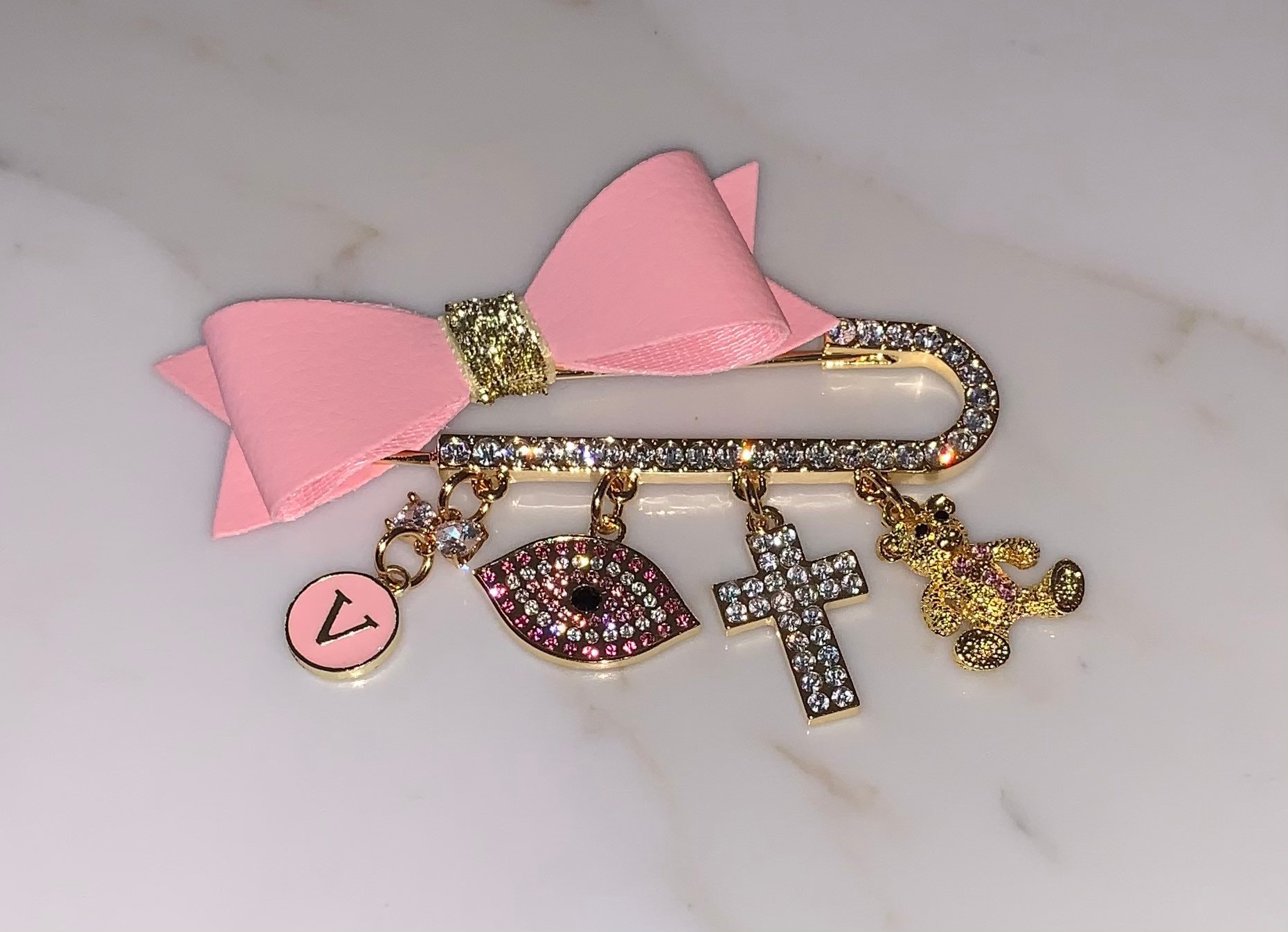 Initialer Crystal Stroller Pin ™ Mit Personalisiertem Buchstaben Und 3 Anhängern, Handgefertigtes 18K Gold Überzogen, Baby Brosche, Bestes von Etsy - TheYinToYourPin