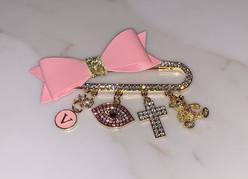 Initialer Crystal Stroller Pin ™ Mit Personalisiertem Buchstaben Und 3 Anhängern, Handgefertigtes 18K Gold Überzogen, Baby Brosche, Bestes von Etsy - TheYinToYourPin