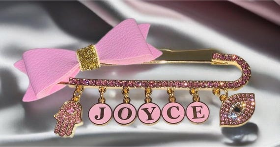 Personalisierte Kristall Kinderwagen Pin, 18K Vergoldet, Hamsa & Evil Eye Charms Personalisierte Kristall Kinderwagen Pin, 18K Vergoldet, Hamsa & Evil Eye Charms von Etsy - TheYinToYourPin