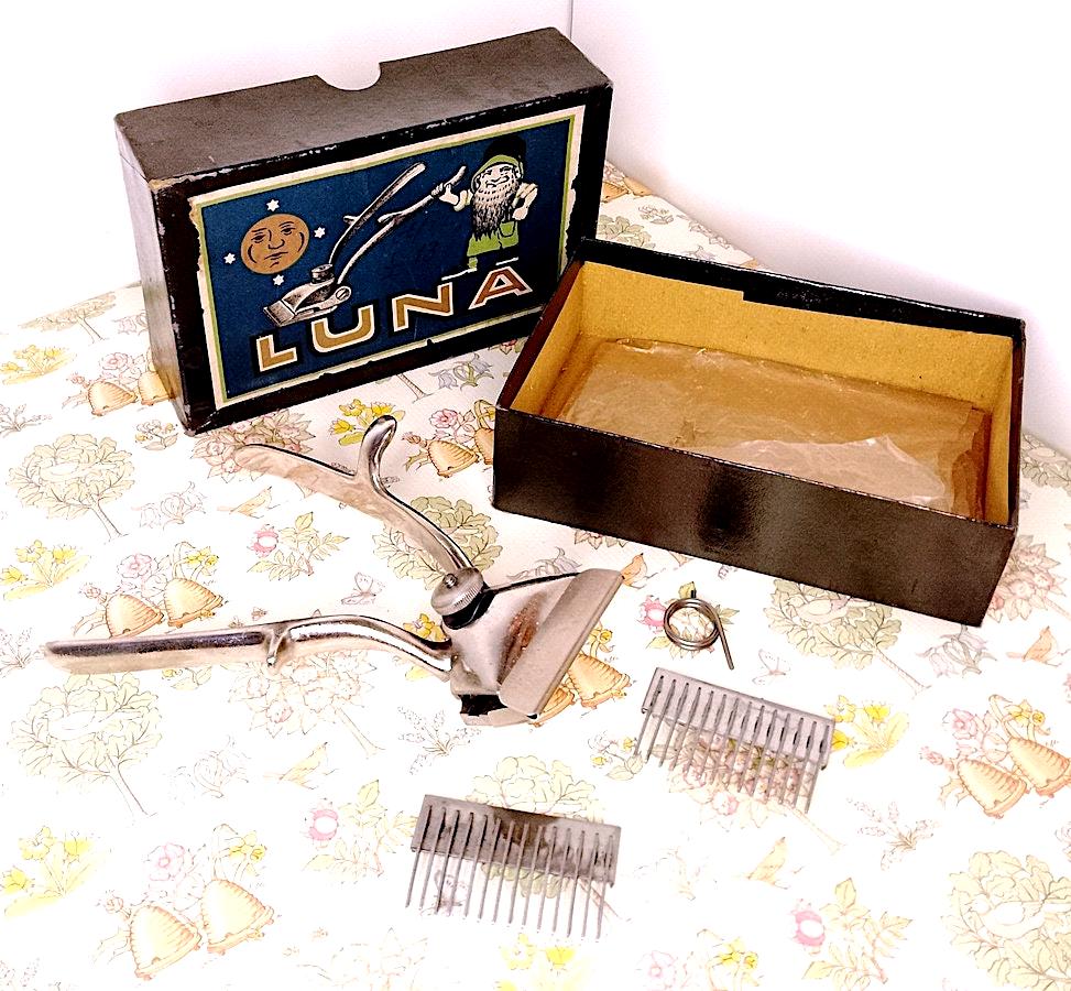 Luna 50Er Jahre Italien Prächtige Vintage-Hand-Trimmer-Clipper-Box Aus Stahl Mit Wundervollem Gnom Luna 50Er Jahre Italien Prächtige Vintage-Hand-Trimmer-Clipper-Box Aus Stahl Mit Wundervollem Gnom von Etsy - ThemyciaManu