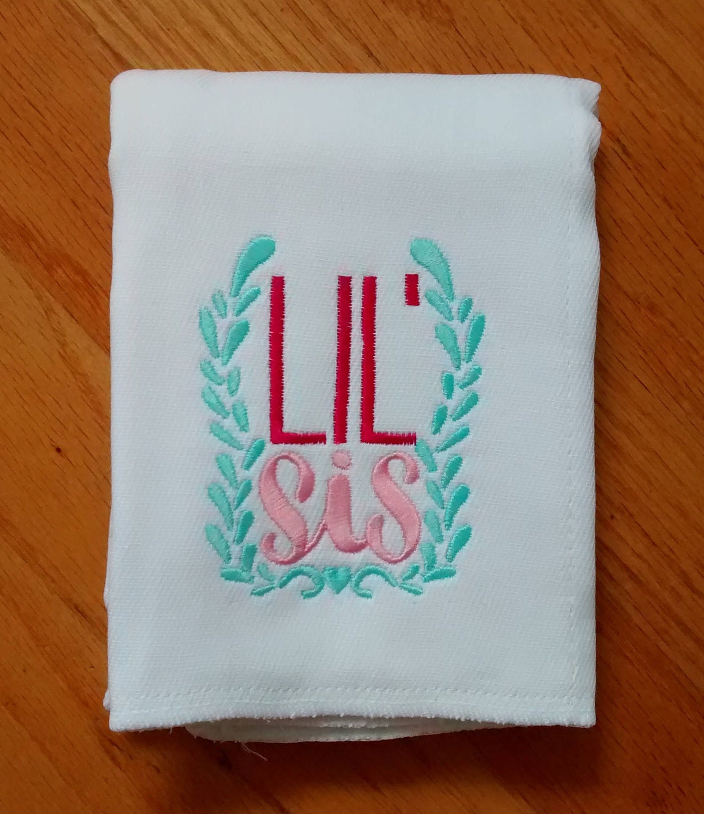 Kleine Schwester Spucktuch, Baby-Geschenk Kleine Schwester Spucktuch, Baby-Geschenk von Etsy - ThreeThreadsSC