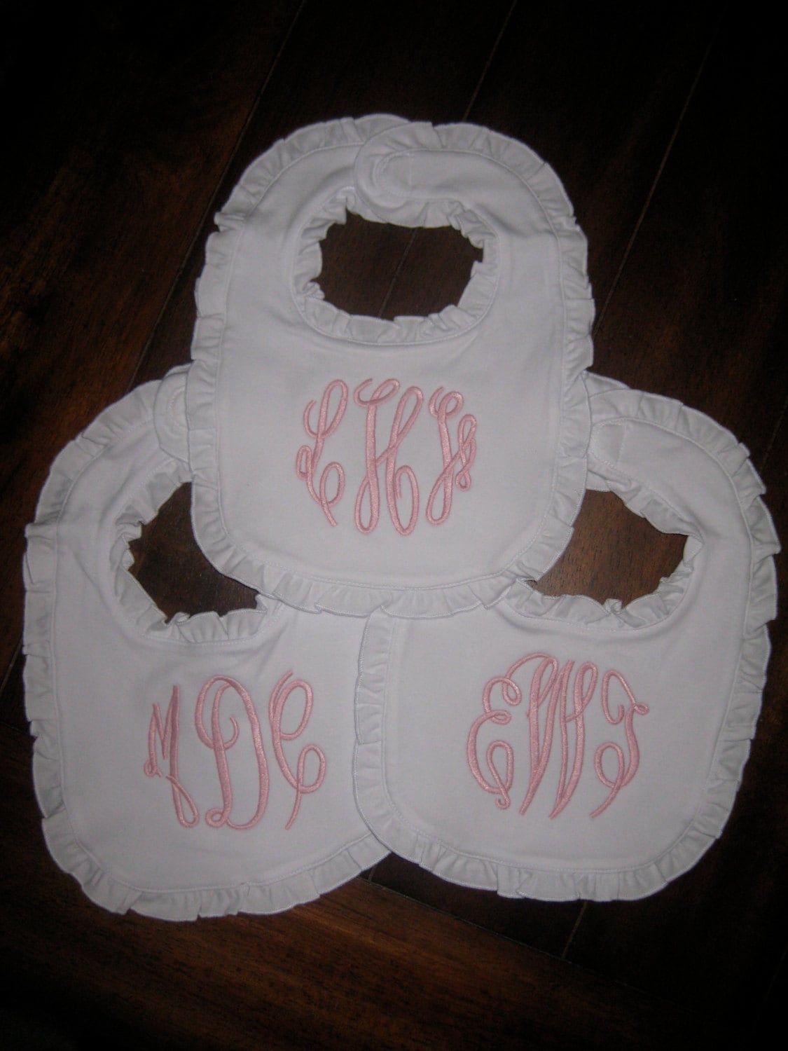 Monogramm/Personalisiertes Rüschen Lätzchen von Etsy - ThreeThreadsSC