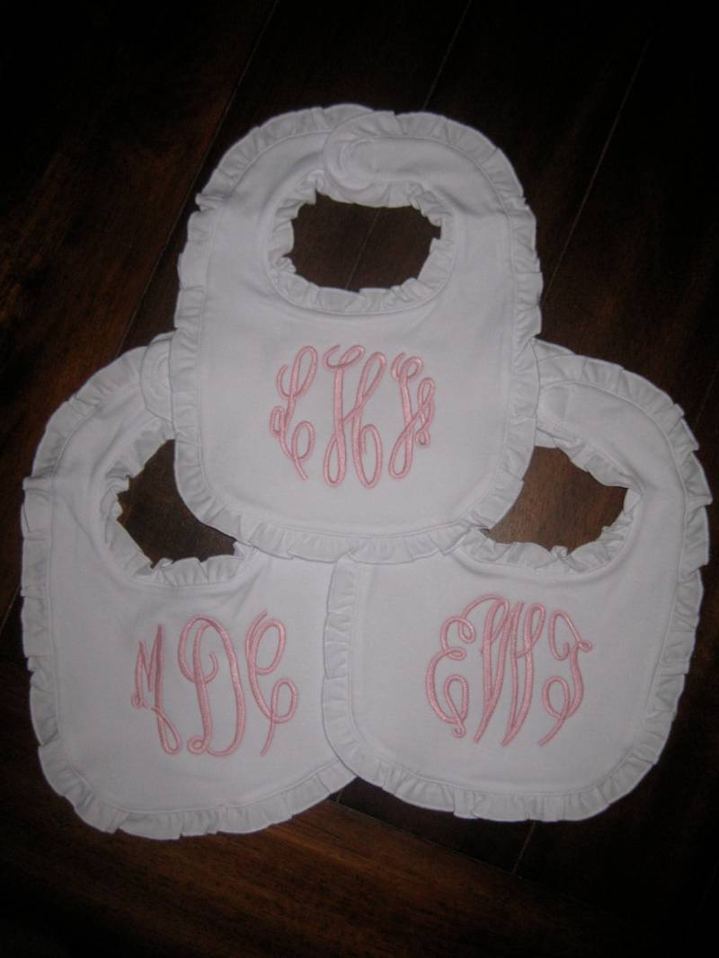 Monogramm/Personalisiertes Rüschen Lätzchen von Etsy - ThreeThreadsSC