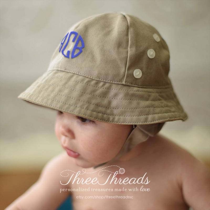 Monogrammed Khaki Jungen Sonnenhut, Personalisierte Kleinkind Baby Geschenk Monogrammed Khaki Jungen Sonnenhut, Personalisierte Kleinkind Baby Geschenk von Etsy - ThreeThreadsSC