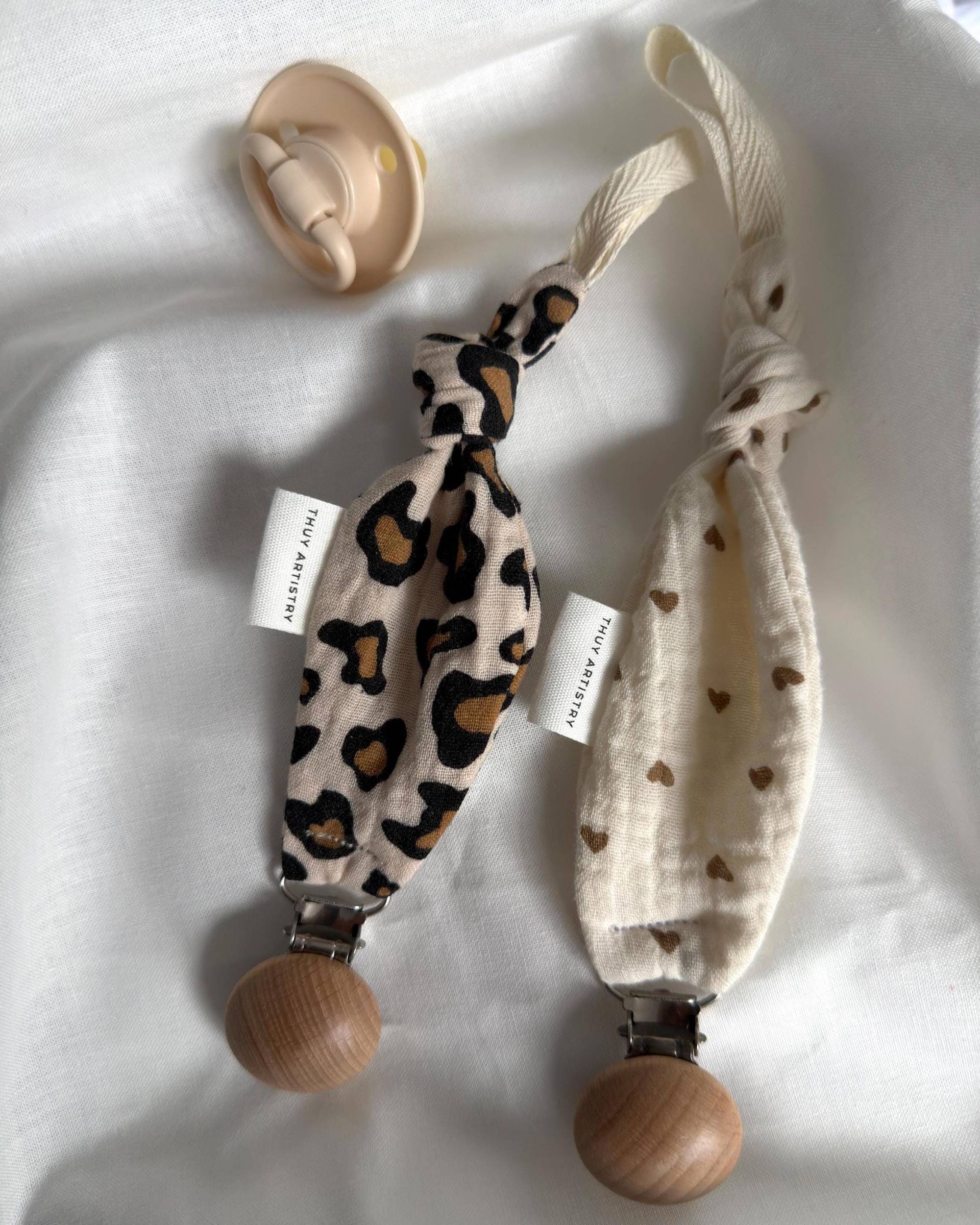 Musselin Schnullerkette Schnullerband Baby Geschenk Zur Geburt Holzclip Naturtöne Beige Muster Accessoires Baumwolle von Etsy - ThuyArtistry