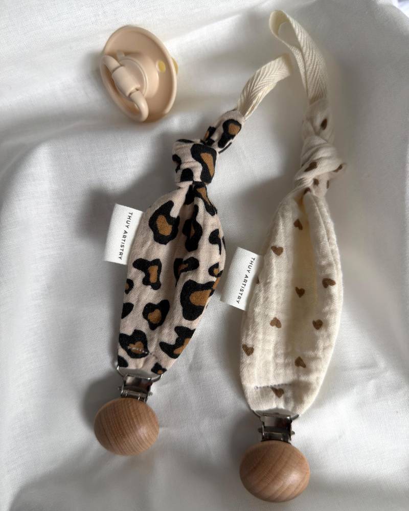 Musselin Schnullerkette Schnullerband Baby Geschenk Zur Geburt Holzclip Naturtöne Beige Muster Accessoires Baumwolle von Etsy - ThuyArtistry