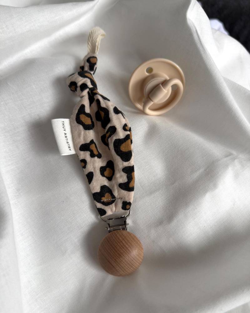 Musselin Schnullerkette Schnullerband Baby Geschenk Zur Geburt Holzclip Naturtöne Beige Muster Accessoires Baumwolle von Etsy - ThuyArtistry