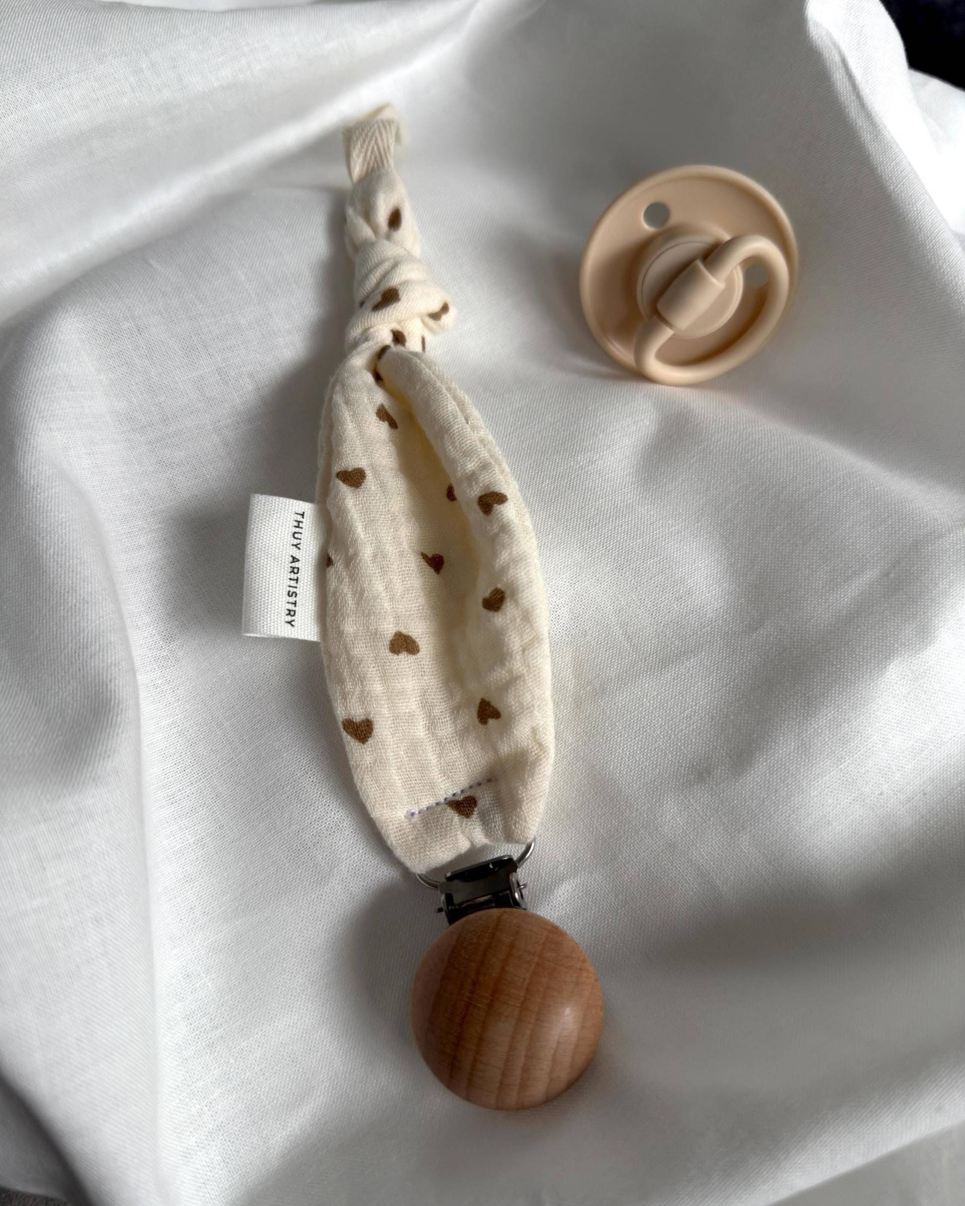 Musselin Schnullerkette Schnullerband Baby Geschenk Zur Geburt Holzclip Naturtöne Beige Muster Accessoires Baumwolle von Etsy - ThuyArtistry