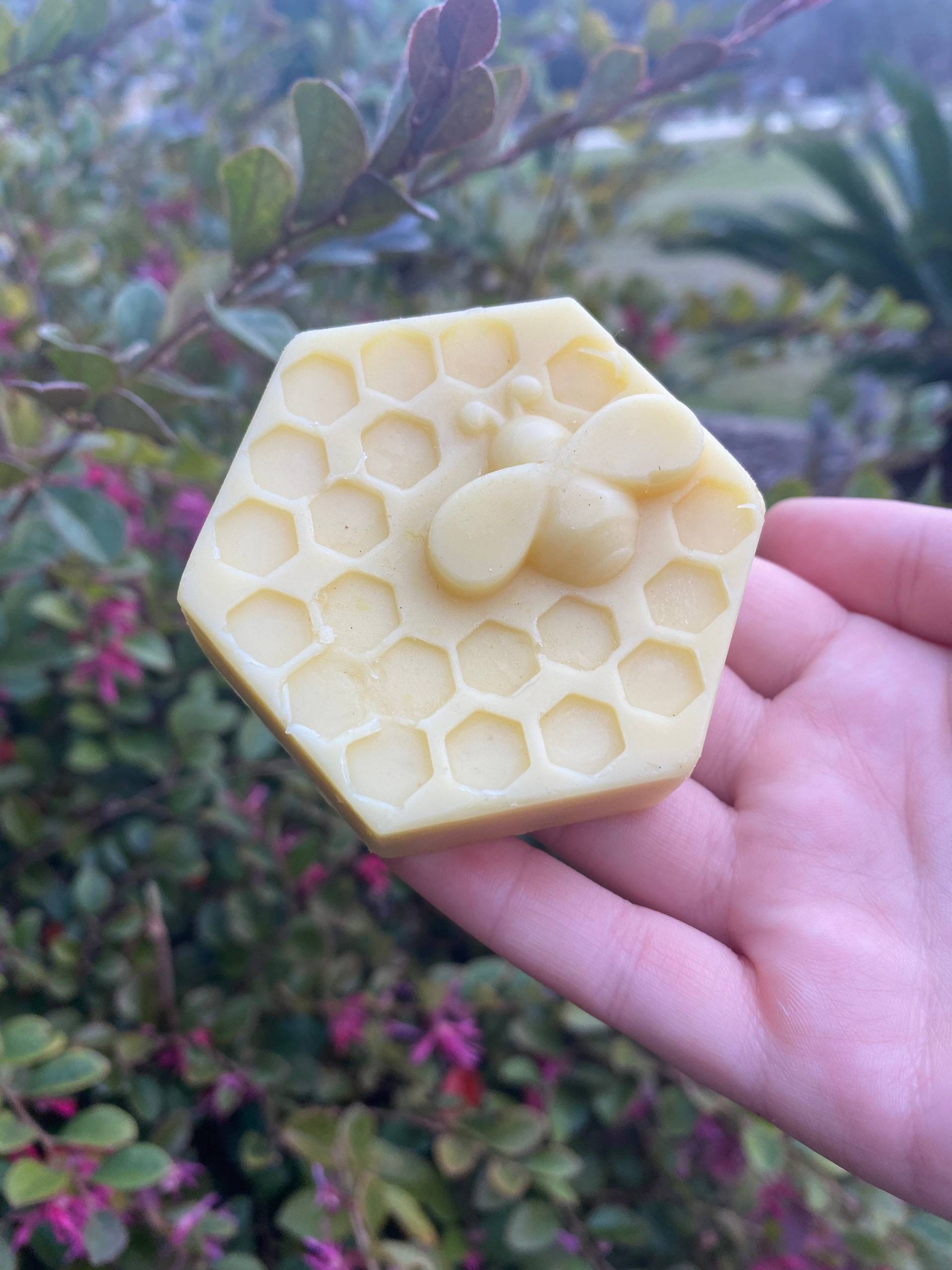 Vanille-Honig-Lotion-Duftende Bienen-Seidige Riegel, Bienenwachs-Lotion-Riegel, Nagelhautsalbe Reparatur, Feuchtigkeitsspendende Riegel Vanille-Honig-Lotion-Duftende Bienen-Seidige Riegel, Bienenwachs-Lotion-Riegel, Nagelhautsalbe Reparatur, Feuchtigkeitsspendende Riegel von Etsy - ThyWillBeeDone