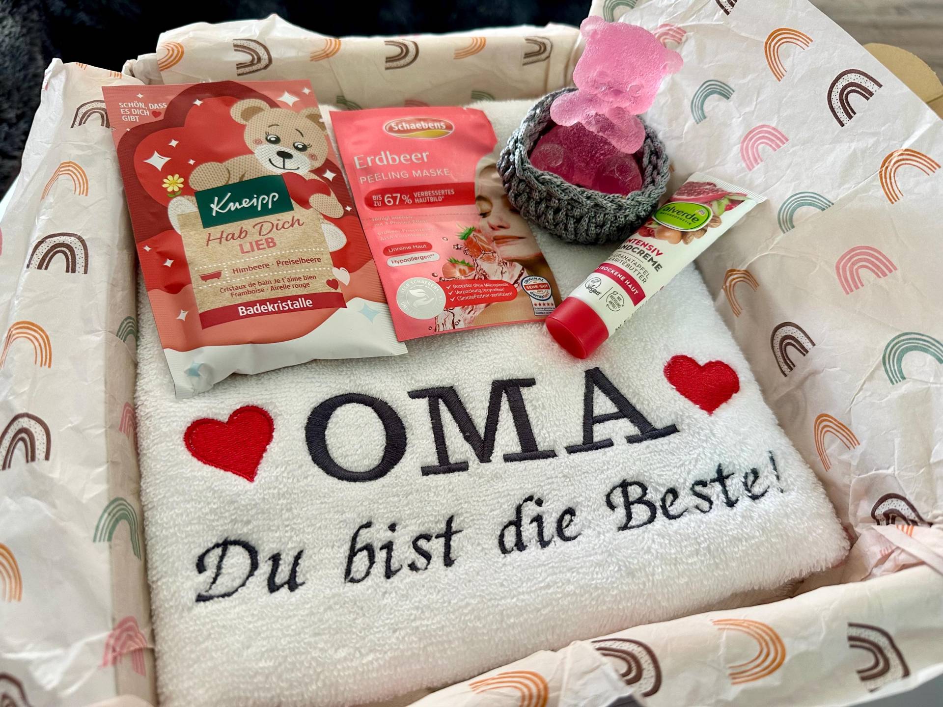 Geschenkset Für Oma-Besticktes Handtuch Mit Spruch, Bärenseife Und Wellnessprodukte - Liebevolles Geschenk Zum Geburtstag-Geschenk Frauen Geschenkset Für Oma-Besticktes Handtuch Mit Spruch, Bärenseife Und Wellnessprodukte - Liebevolles Geschenk Zum Geburtstag-Geschenk Frauen von Etsy - TibasZaubernadel
