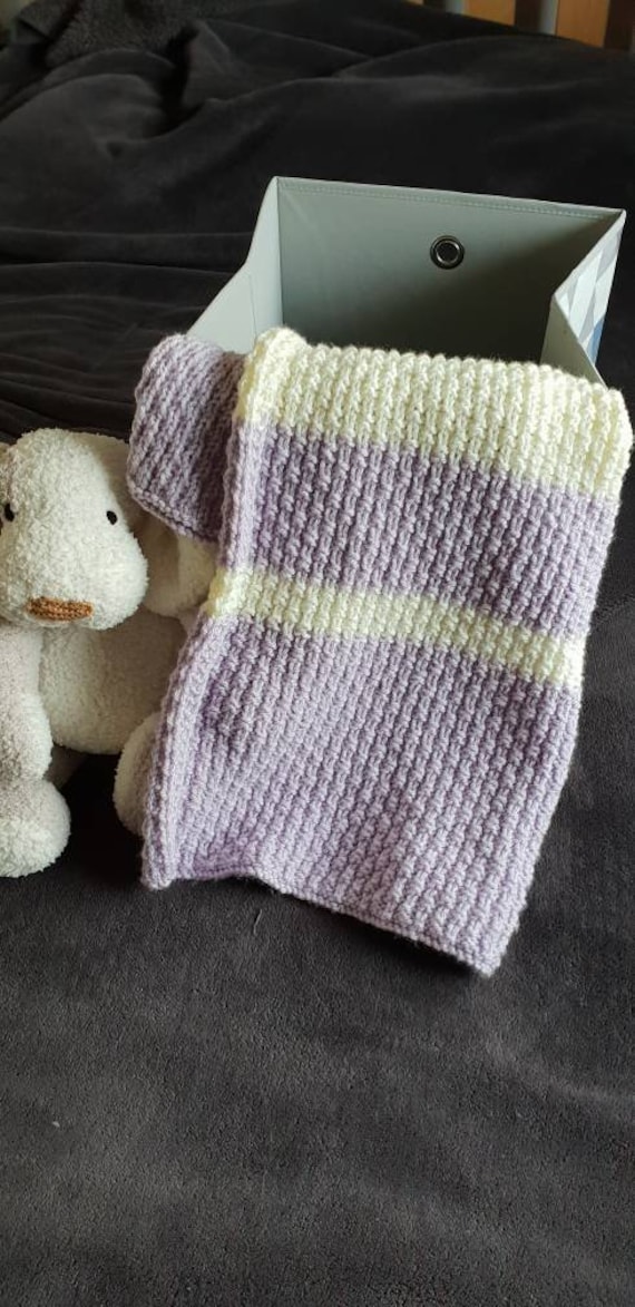 Gestrickte Babydecke Lila Und Creme Rippe Samen/Moos Stich von Etsy - Tiggyscrafts