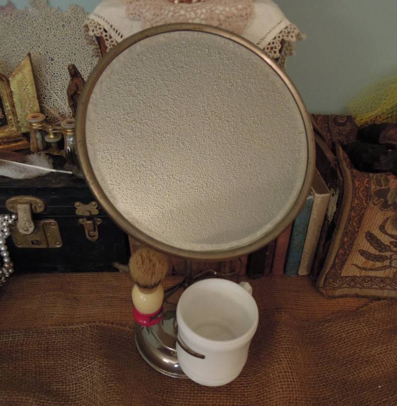 Antiker Rasierspiegel/Mit Weißer Milchglasschale Und Pinsel von Etsy - TinaTreasureTrinkets