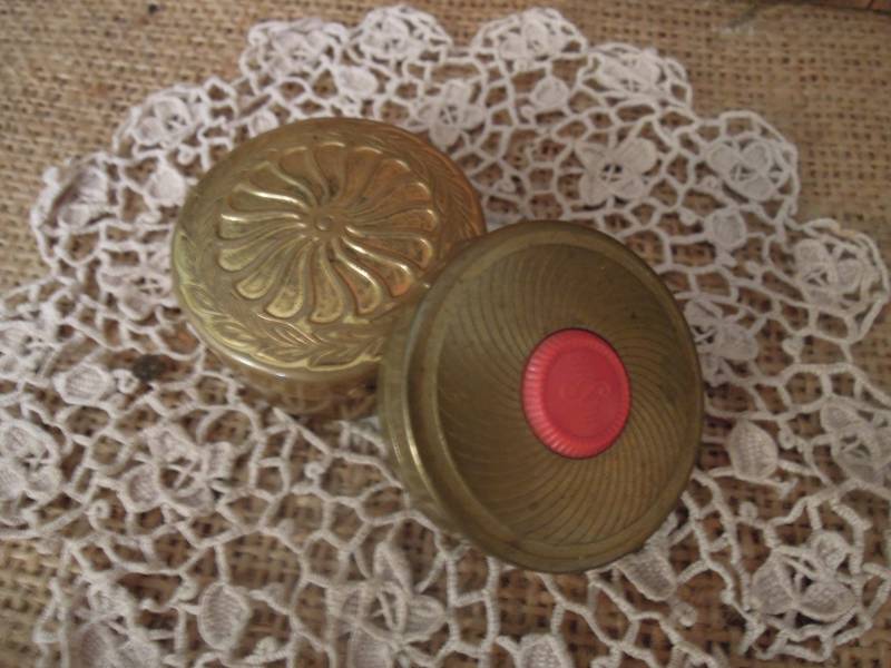 Vintage 2 Compacts Coty 1940 Verlobte 1920/Antike Woodworth Compact Sammlerstück Cassis & Spiegel von Etsy - TinaTreasureTrinkets