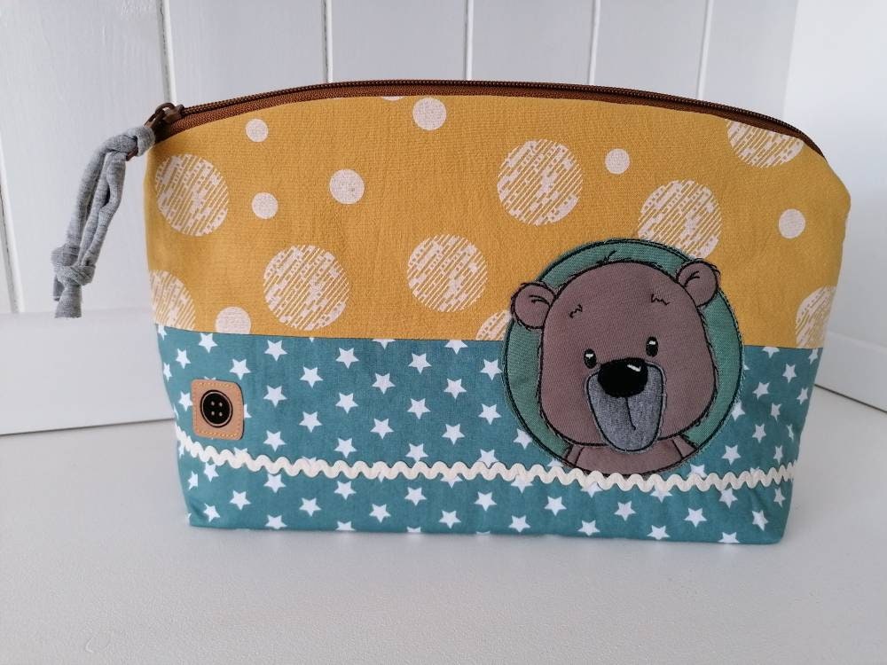 Kulturtasche /Windeltasche/Wickeltasche Mit Motiv Und Name/Teddybär/Personalisierbar/ Senfgelb/Altgrün von Etsy - TinasKnoepfchen