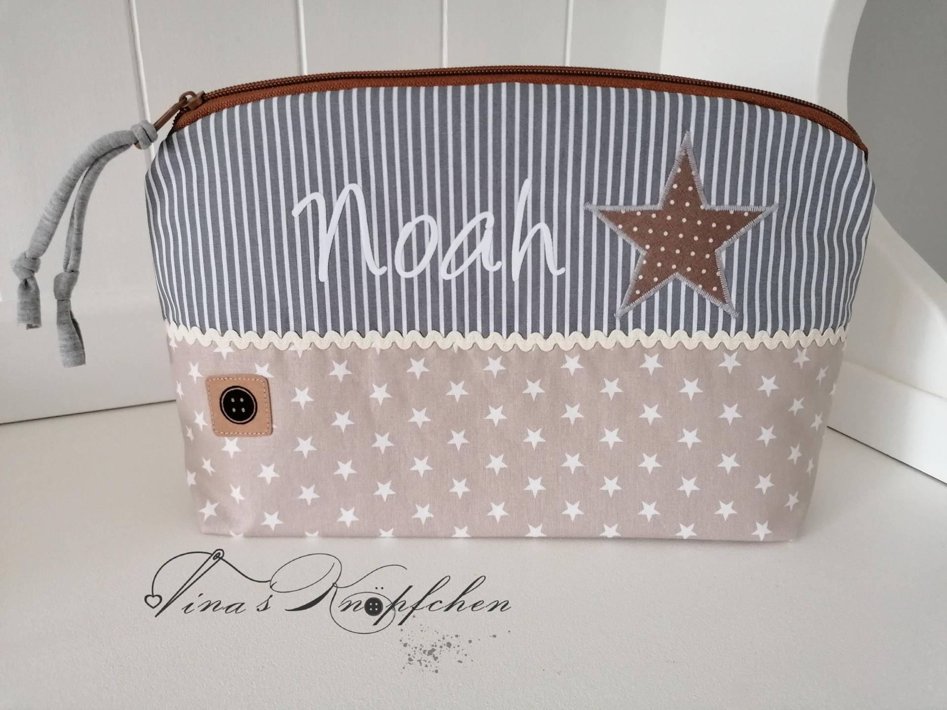 Kulturtasche /Windeltasche Inklusive Name, Beige Grau /Taufgeschenk/ Geschenk Zur Geburt/ Herz/ Personalisiertes Kulturtasche /Windeltasche Inklusive Name, Beige Grau /Taufgeschenk/ Geschenk Zur Geburt/ Herz/ Personalisiertes von Etsy - TinasKnoepfchen