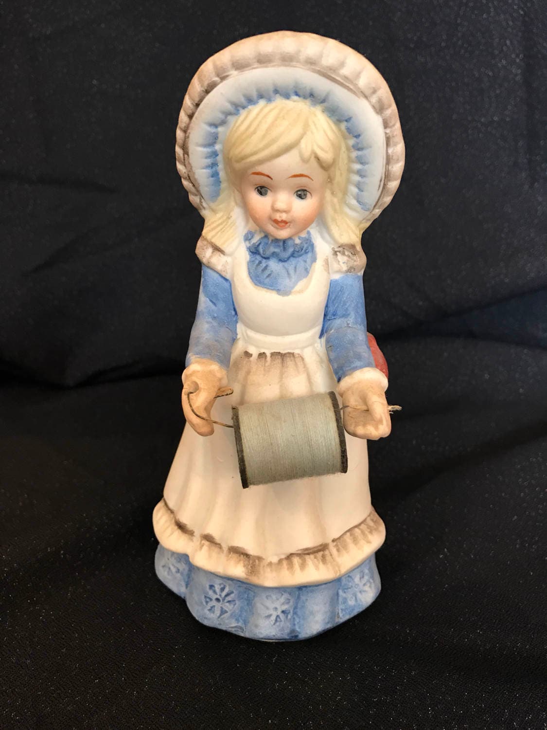 Vintage Fadenhalter & Nadelkissen Vertikal, Garnrollenhalter Figurial Mädchen Mit Haube Sammlerstück, Näherinnen, Quilter, Crafter Vintage Fadenhalter & Nadelkissen Vertikal, Garnrollenhalter Figurial Mädchen Mit Haube Sammlerstück, Näherinnen, Quilter, Crafter von Etsy - Tinascollect