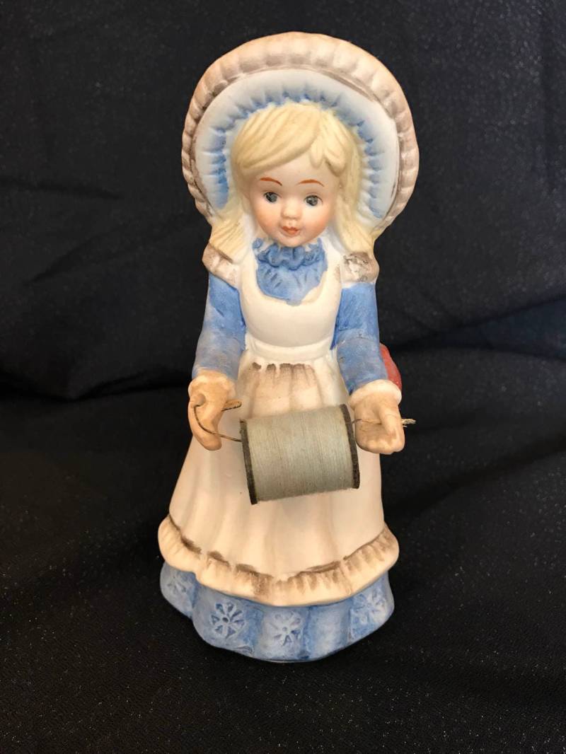 Vintage Fadenhalter & Nadelkissen Vertikal, Garnrollenhalter Figurial Mädchen Mit Haube Sammlerstück, Näherinnen, Quilter, Crafter Vintage Fadenhalter & Nadelkissen Vertikal, Garnrollenhalter Figurial Mädchen Mit Haube Sammlerstück, Näherinnen, Quilter, Crafter von Etsy - Tinascollect