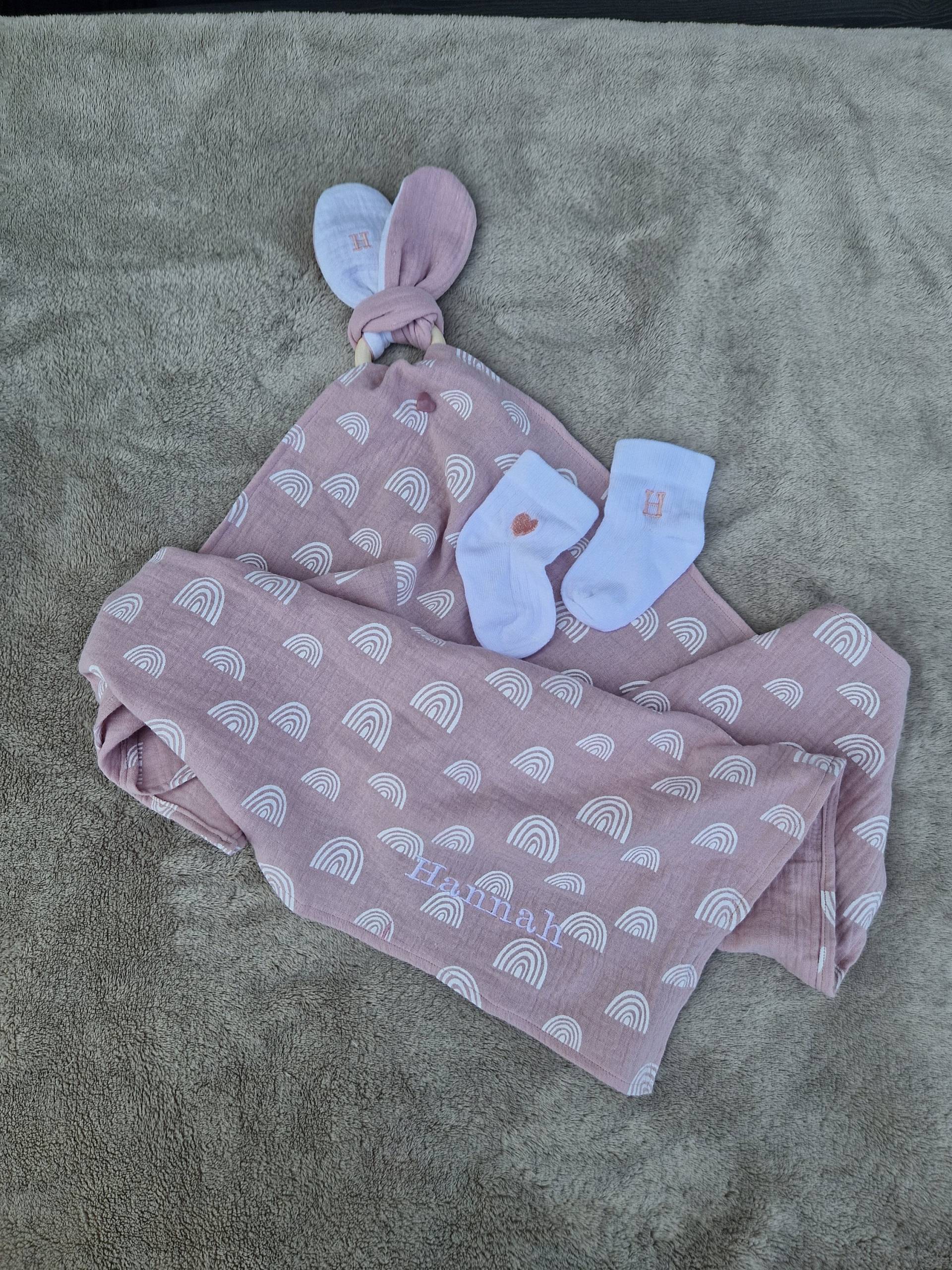 Geschenkset Babies Greifring Spucktuch Söckchen von Etsy - TinisAtelier