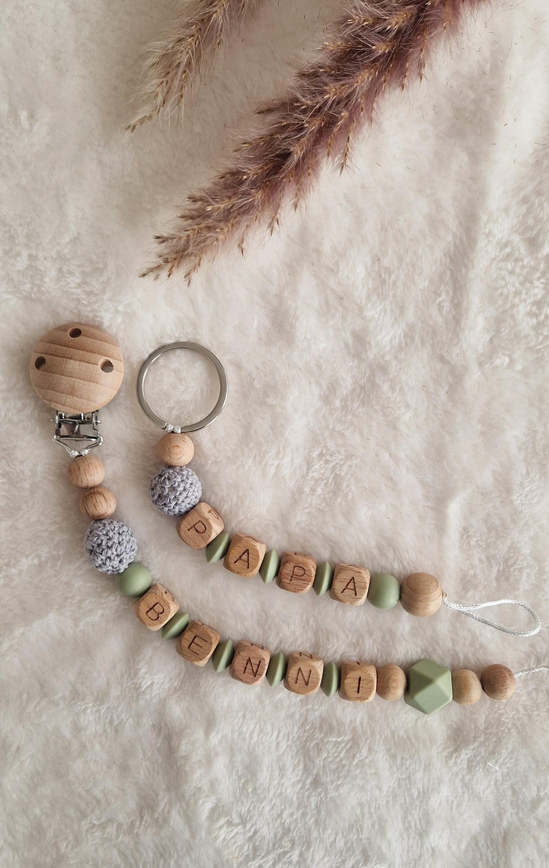 2Er-Geschenksset Schnullerkette Und Schlüsselanhänger Mit Namen Im Selben Design, Perfekt Als Geschenk, Baby, Papa, Mama, Oma, Opa, Personalisiert 2Er-Geschenksset Schnullerkette Und Schlüsselanhänger Mit Namen Im Selben Design, Perfekt Als Geschenk, Baby, Papa, Mama, Oma, Opa, Personalisiert von Etsy - TitiloobyKiki