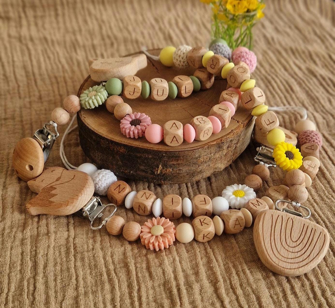Blumen Schnullerkette Mit Namen, Personalisiert, 100% Handgemachtes Babygeschenk, Personalisierte Geschenke Für Babys, Blumen, Holzbuchstaben Blumen Schnullerkette Mit Namen, Personalisiert, 100% Handgemachtes Babygeschenk, Personalisierte Geschenke Für Babys, Blumen, Holzbuchstaben von Etsy - TitiloobyKiki