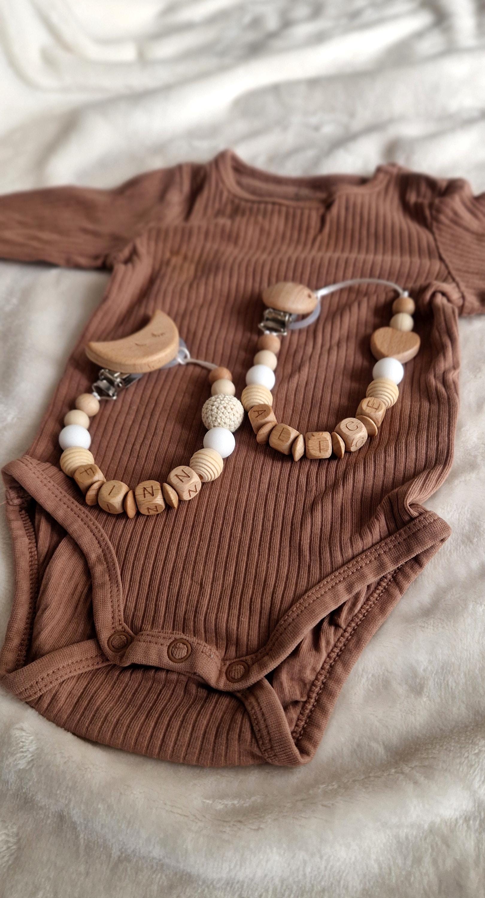 Boho Schnullerkette Mit Namen - Perlen & Holzbuchstaben Personalisiertes Babygeschenk Handgemacht Geschenk Zur Geburt Boho Schnullerkette Mit Namen - Perlen & Holzbuchstaben Personalisiertes Babygeschenk Handgemacht Geschenk Zur Geburt von Etsy - TitiloobyKiki
