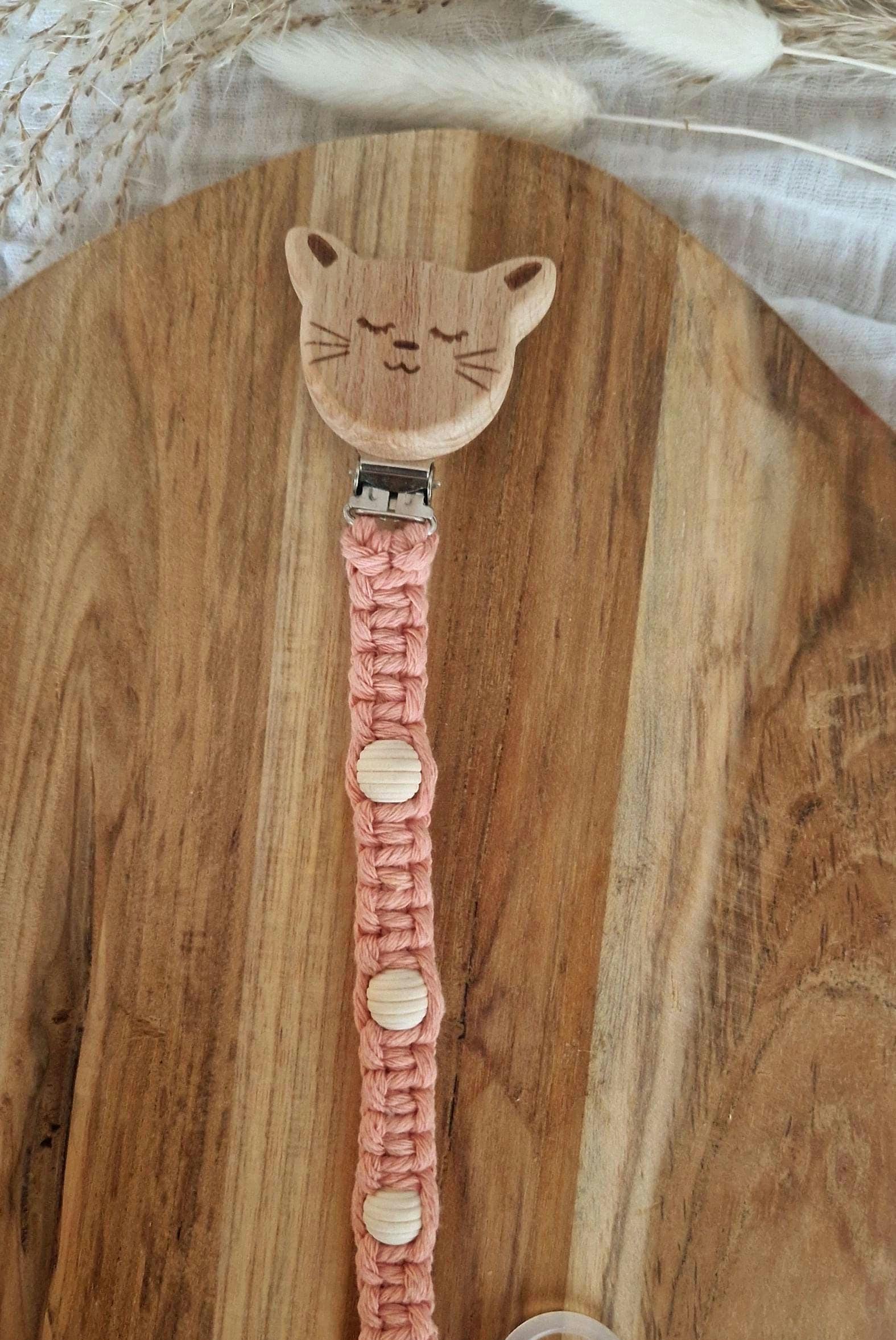 Handgemachte Makramee Schnullerkette Babyrosa - Mit/Ohne Perlen Boho Babyzubehör -Schnullerband Baby -Geschenk Zur Geburt Handgemachte Makramee Schnullerkette Babyrosa - Mit/Ohne Perlen Boho Babyzubehör -Schnullerband Baby -Geschenk Zur Geburt von Etsy - TitiloobyKiki