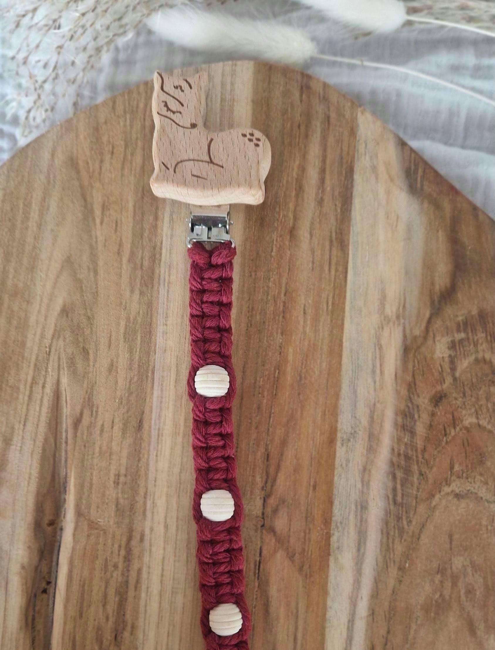 Handgemachte Makramee Schnullerkette Burgunder - Mit/Ohne Perlen Boho Babyzubehör -Schnullerband Baby -Geschenk Zur Geburt Handgemachte Makramee Schnullerkette Burgunder - Mit/Ohne Perlen Boho Babyzubehör -Schnullerband Baby -Geschenk Zur Geburt von Etsy - TitiloobyKiki