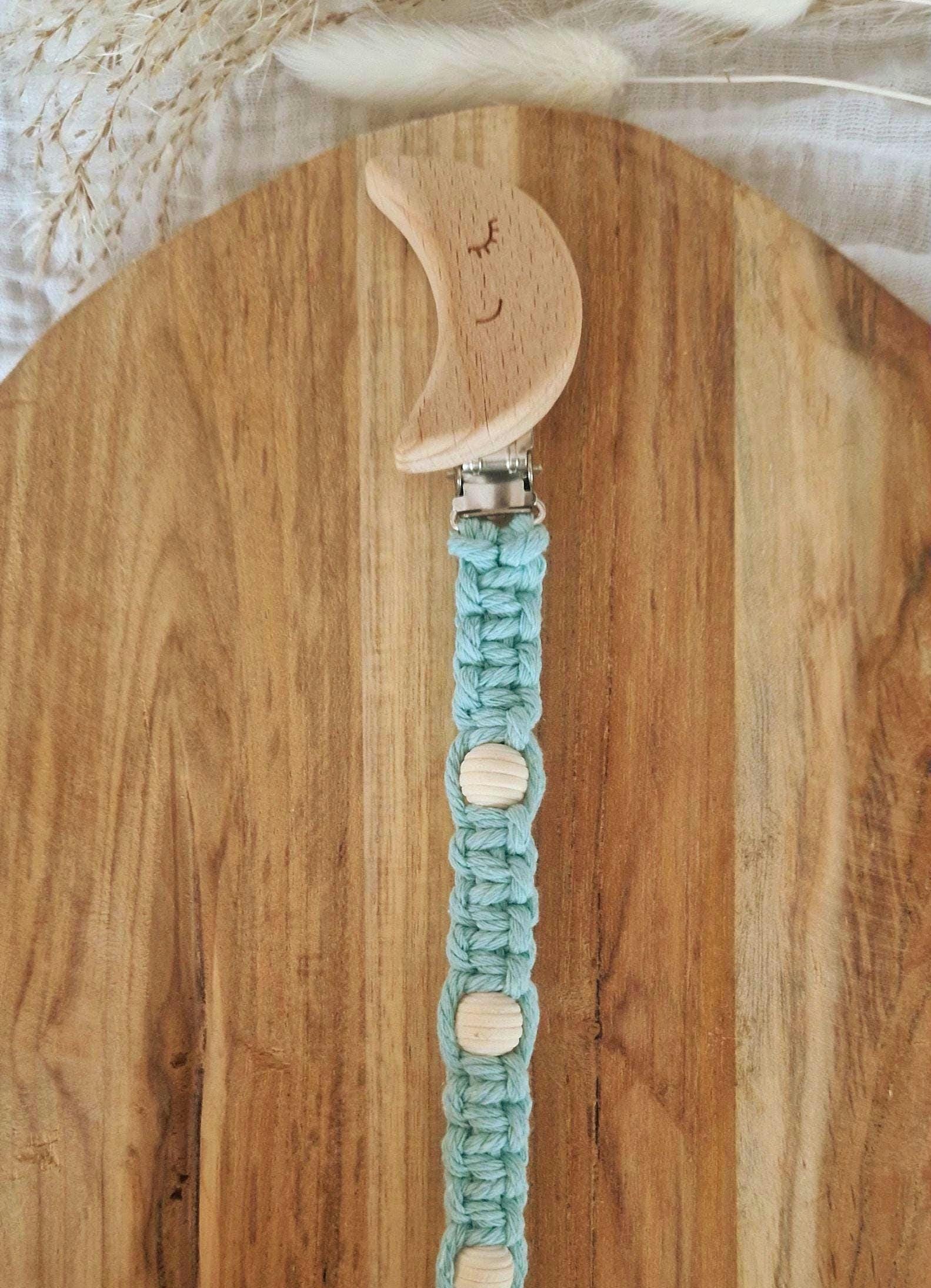 Handgemachte Makramee Schnullerkette Himmelblau - Mit/Ohne Perlen Boho Babyzubehör -Schnullerband Baby -Geschenk Zur Geburt Handgemachte Makramee Schnullerkette Himmelblau - Mit/Ohne Perlen Boho Babyzubehör -Schnullerband Baby -Geschenk Zur Geburt von Etsy - TitiloobyKiki