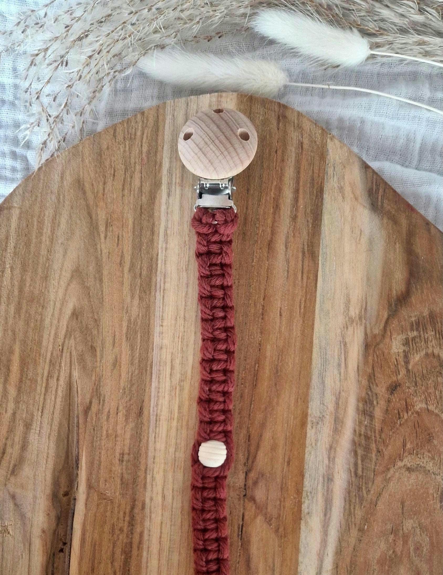 Handgemachte Makramee Schnullerkette Rostbraun - Mit/Ohne Perlen Boho Babyzubehör -Schnullerband Baby -Geschenk Zur Geburt Handgemachte Makramee Schnullerkette Rostbraun - Mit/Ohne Perlen Boho Babyzubehör -Schnullerband Baby -Geschenk Zur Geburt von Etsy - TitiloobyKiki