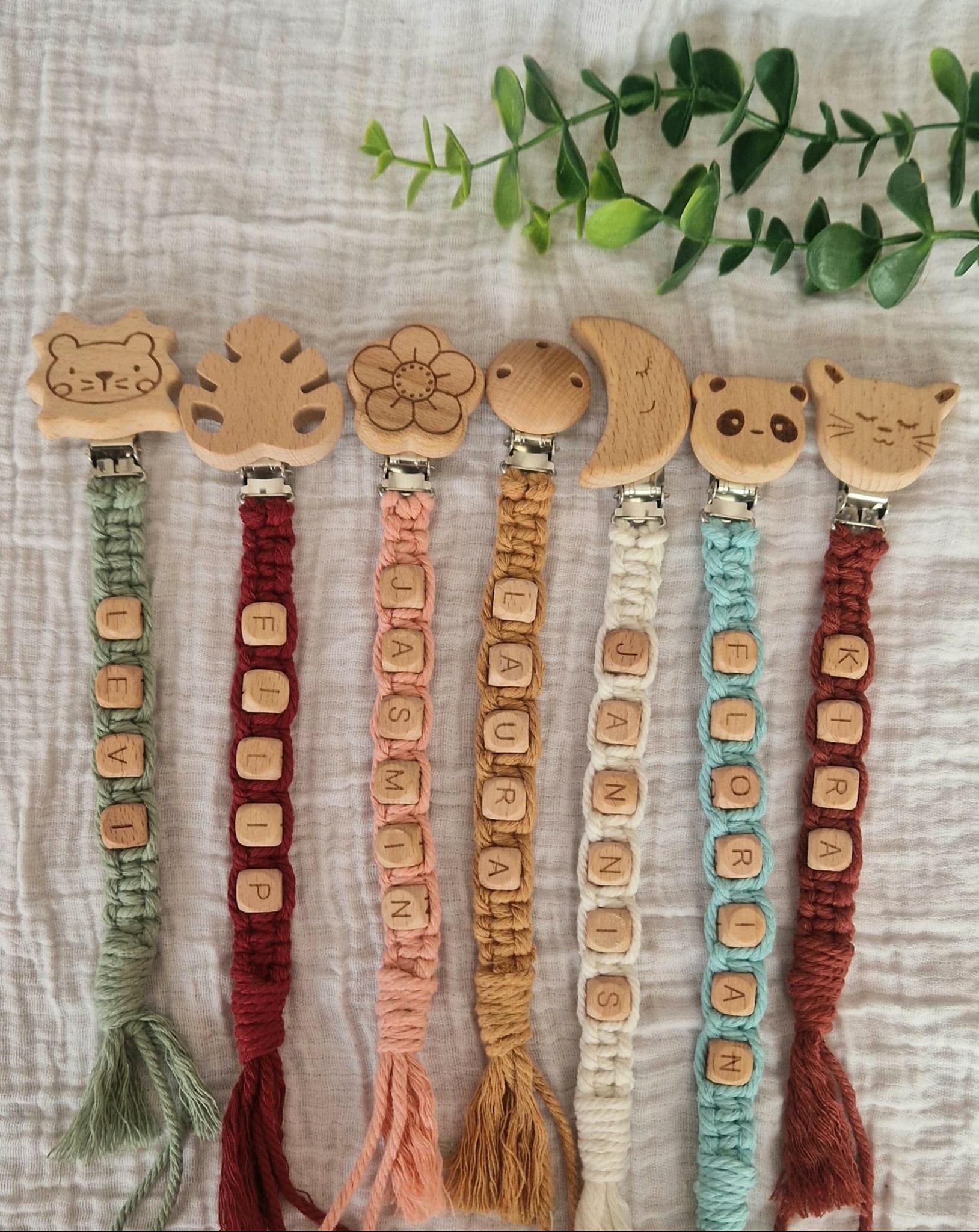 Makramee Schnullerkette Mit Namen Personalisiert - Baby Geschenk Baumwolle & Holz Gerade Makrameeform Handmade in Österreich von Etsy - TitiloobyKiki