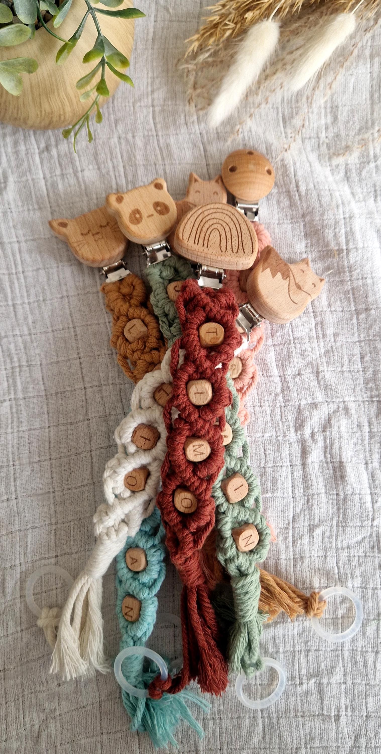 Makramee Schnullerketten Aus 100% Baumwolle, Handgemacht, in Verschiedenen Farben, Personalisierbar, Holzbuchstaben von Etsy - TitiloobyKiki