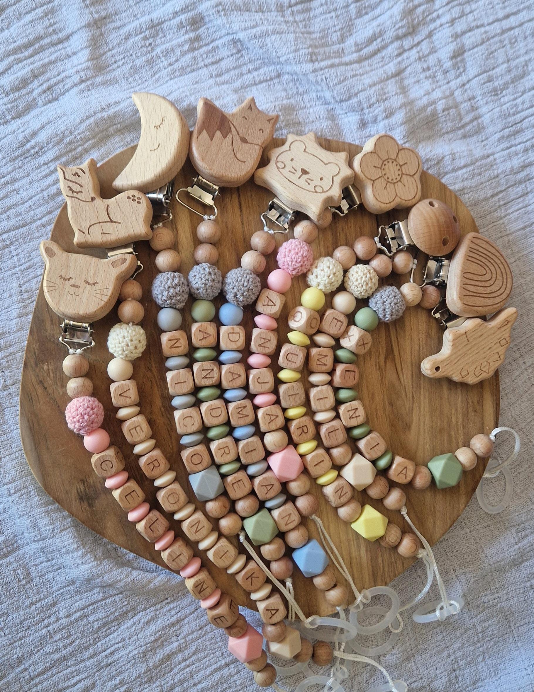 Personalisierte Schnullerkette, Individuell Gestaltbar, Handgemachtes Babygeschenk, Buntes Design, Schnullerkette Mit Name, Holzbuchstaben von Etsy - TitiloobyKiki