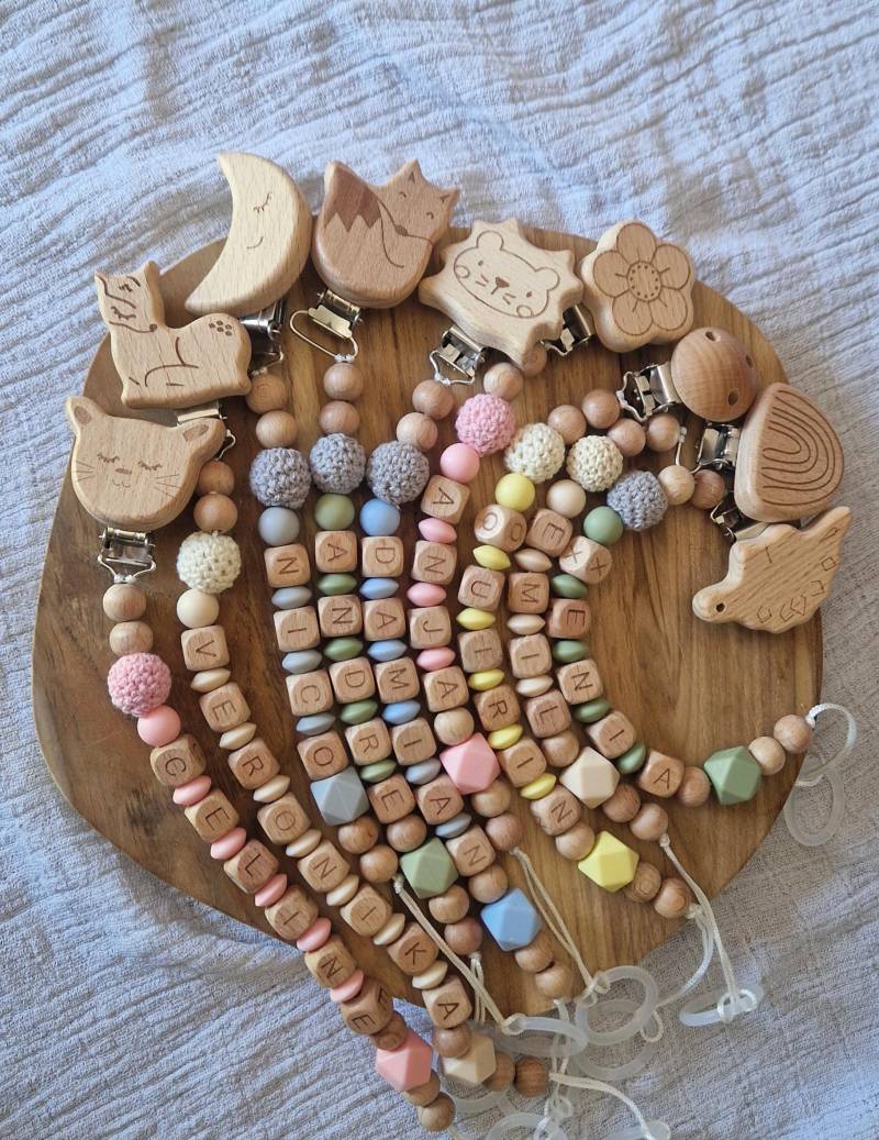 Personalisierte Schnullerkette, Individuell Gestaltbar, Handgemachtes Babygeschenk, Buntes Design, Schnullerkette Mit Name, Holzbuchstaben von Etsy - TitiloobyKiki