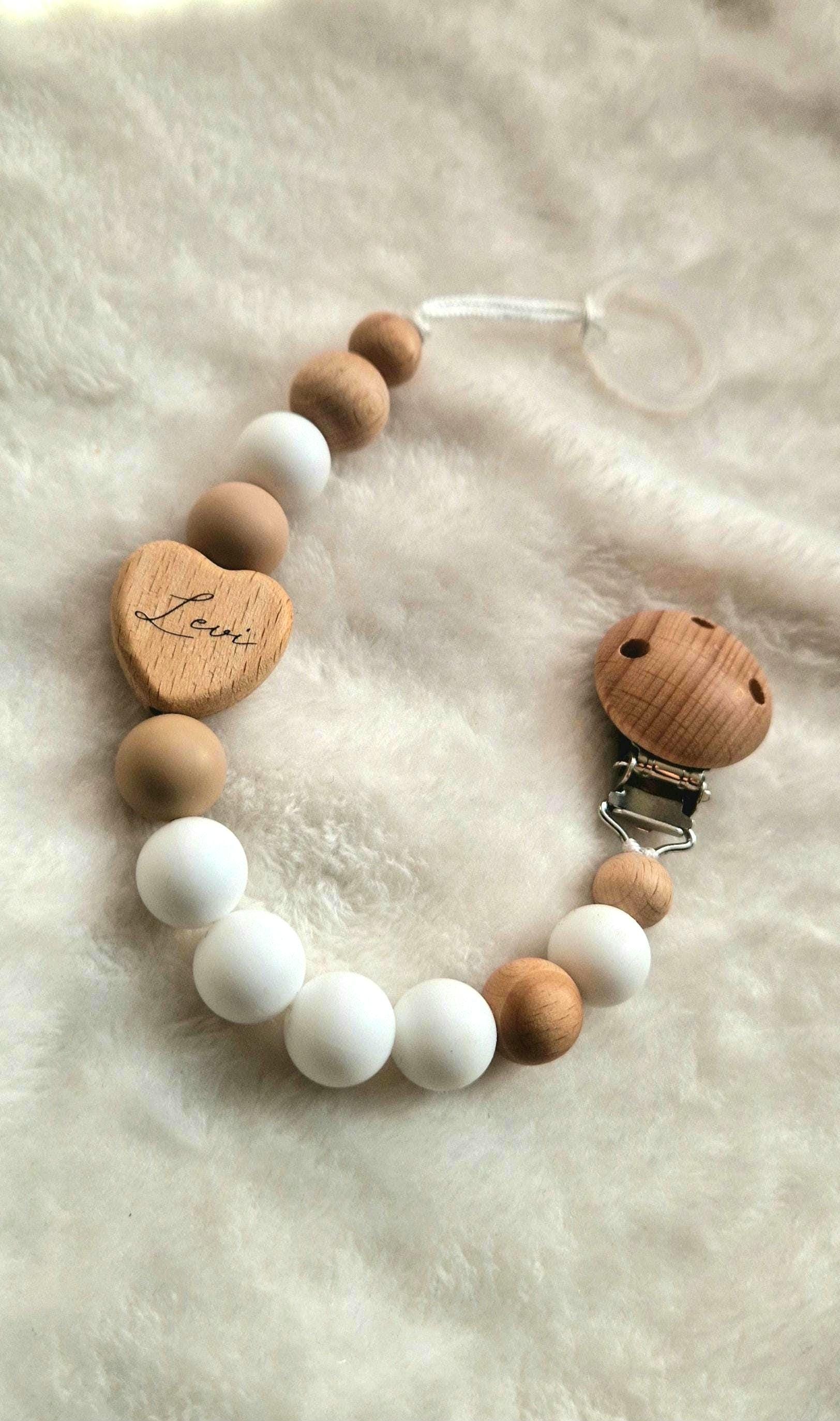 Personalisierte Schnullerkette Mit Gravur - Name Eingraviert Baby Geschenk Zur Geburt & Taufe Herz Oder Stern Junge Und Mädchen Personalisierte Schnullerkette Mit Gravur - Name Eingraviert Baby Geschenk Zur Geburt & Taufe Herz Oder Stern Junge Und Mädchen von Etsy - TitiloobyKiki