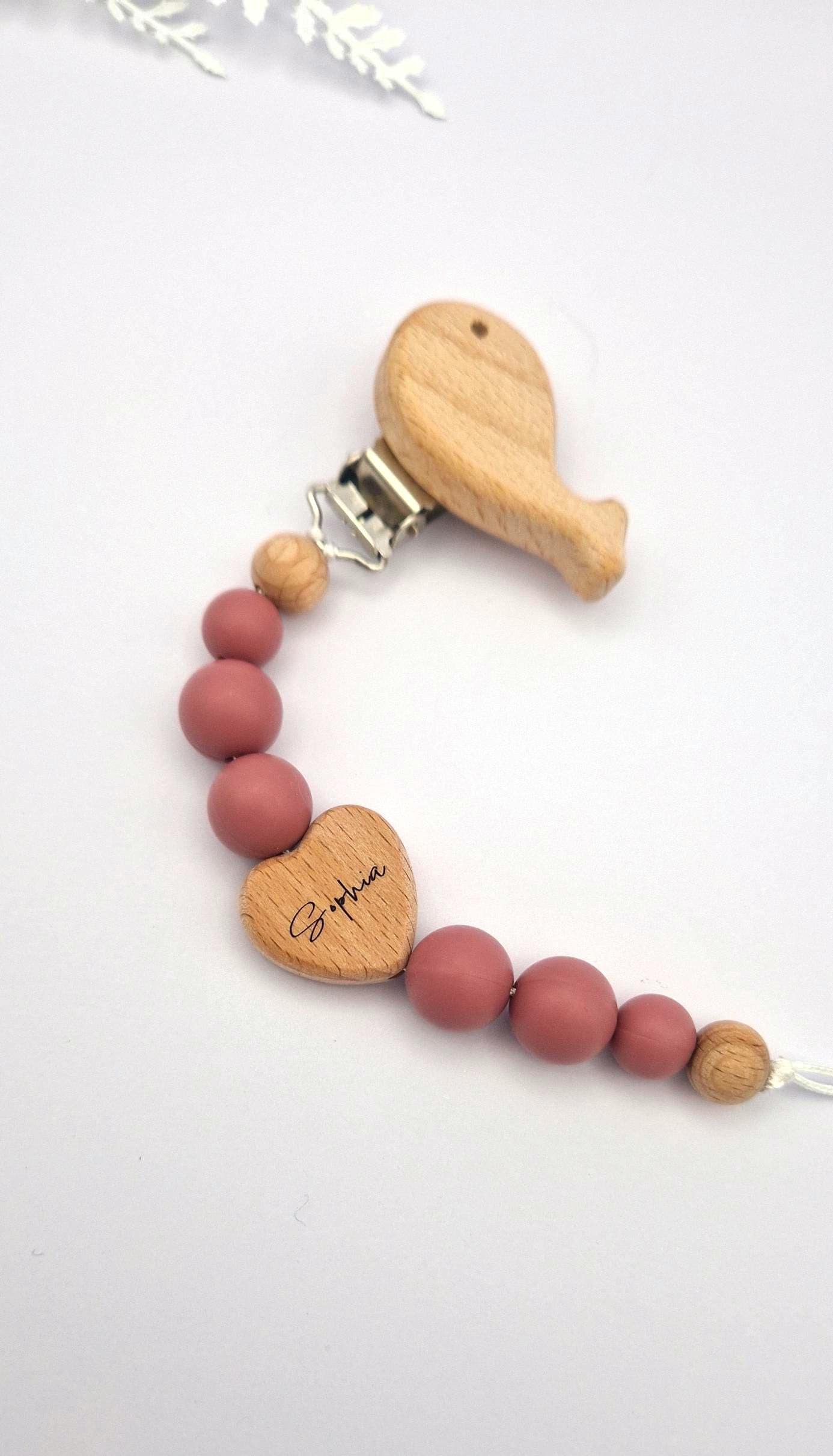 Personalisierte Schnullerkette Mit Namen | Altrosa Baby Geschenk Geburt & Taufe Handgemachter Schnullerhalter Bpa-Frei| Mit Namensgravur Personalisierte Schnullerkette Mit Namen | Altrosa Baby Geschenk Geburt & Taufe Handgemachter Schnullerhalter Bpa-Frei| Mit Namensgravur von Etsy - TitiloobyKiki