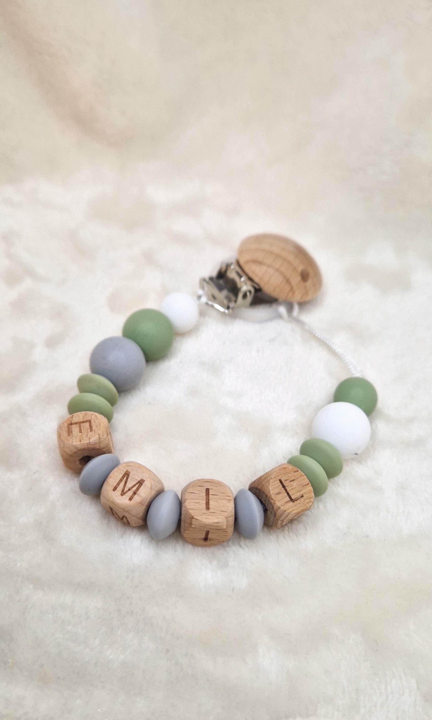 Schnullerkette Mit Namen - Personalisiert Grün Aus Holz & Silikon | Geschenk Zur Geburt + Taufe Liebevoll Handgefertigt, Junge/Mädchen Schnullerkette Mit Namen - Personalisiert Grün Aus Holz & Silikon | Geschenk Zur Geburt + Taufe Liebevoll Handgefertigt, Junge/Mädchen von Etsy - TitiloobyKiki