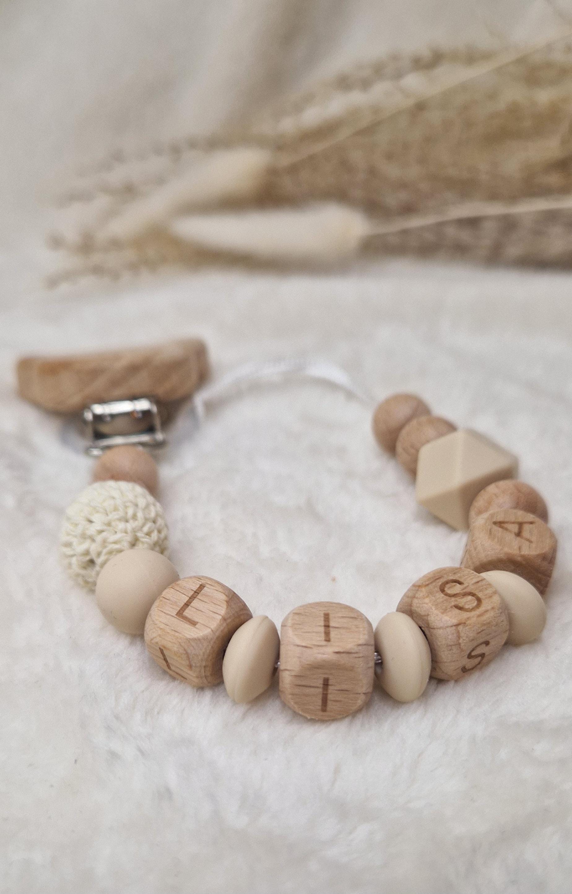 Personalisierte Schnullerkette Mit Namen | Liebevoll Handgefertigt |Handgemachtes Babygeschenk| Bpa-Frei Holzbuchstaben Beige von Etsy - TitiloobyKiki
