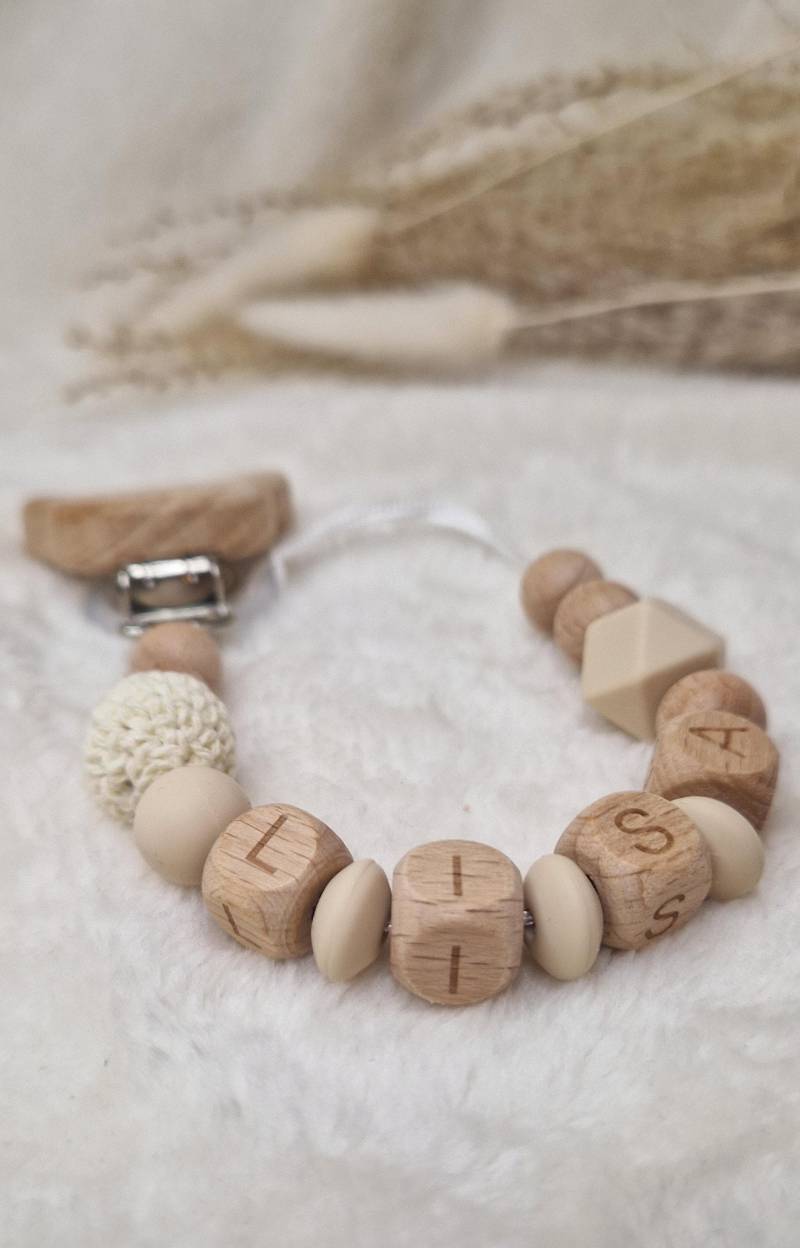 Personalisierte Schnullerkette Mit Namen | Liebevoll Handgefertigt |Handgemachtes Babygeschenk| Bpa-Frei Holzbuchstaben Beige von Etsy - TitiloobyKiki
