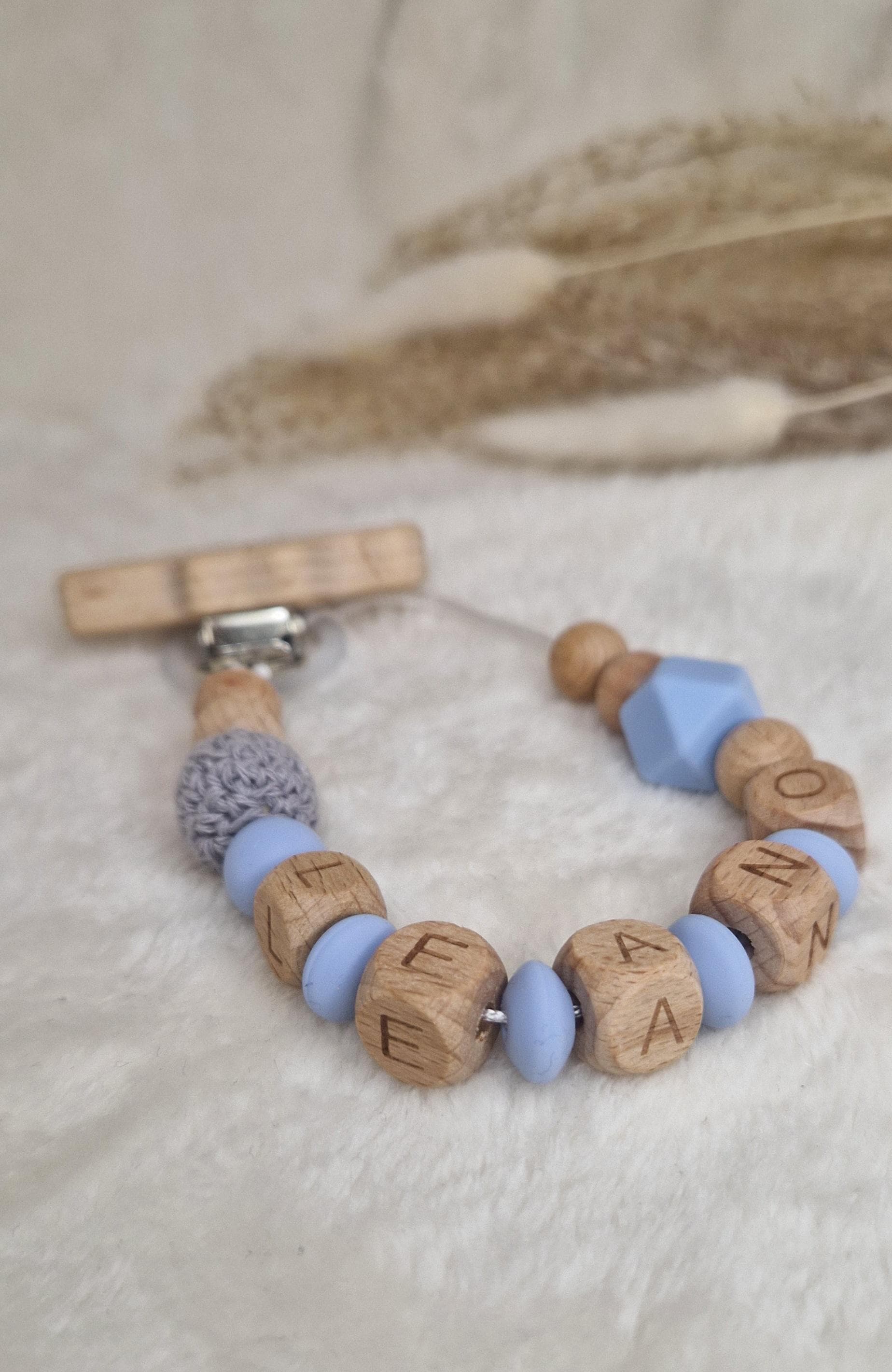 Personalisierte Schnullerkette Mit Namen - Liebevoll Handgefertigt |Handgemachtes Babygeschenk| Bpa-Frei| Holzbuchstaben | Blau von Etsy - TitiloobyKiki
