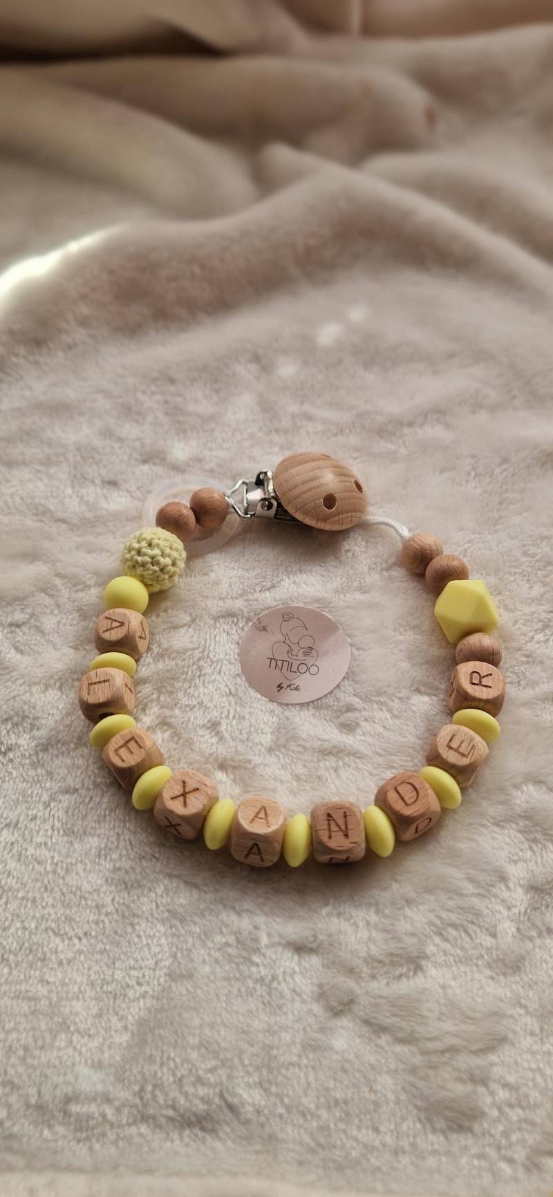 Personalisierte Schnullerkette Mit Namen - Liebevoll Handgefertigt |Handgemachtes Babygeschenk| Bpa-Frei| Holzbuchstaben | Gelb von Etsy - TitiloobyKiki