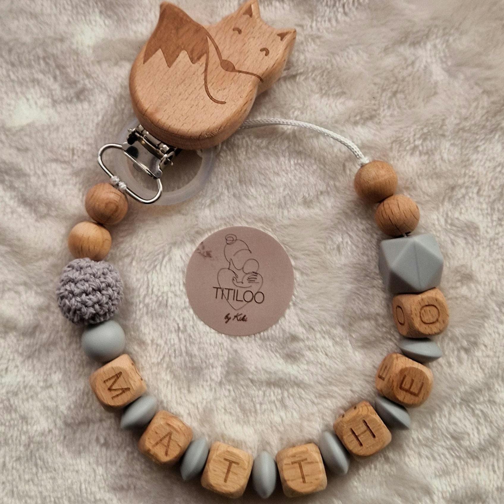 Personalisierte Schnullerkette Mit Namen - Liebevoll Handgefertigt |Handgemachtes Babygeschenk| Bpa-Frei| Holzbuchstaben | Grau von Etsy - TitiloobyKiki