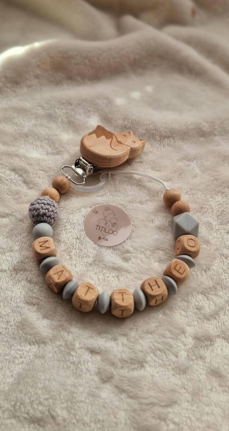 Personalisierte Schnullerkette Mit Namen - Liebevoll Handgefertigt |Handgemachtes Babygeschenk| Bpa-Frei| Holzbuchstaben | Grau von Etsy - TitiloobyKiki