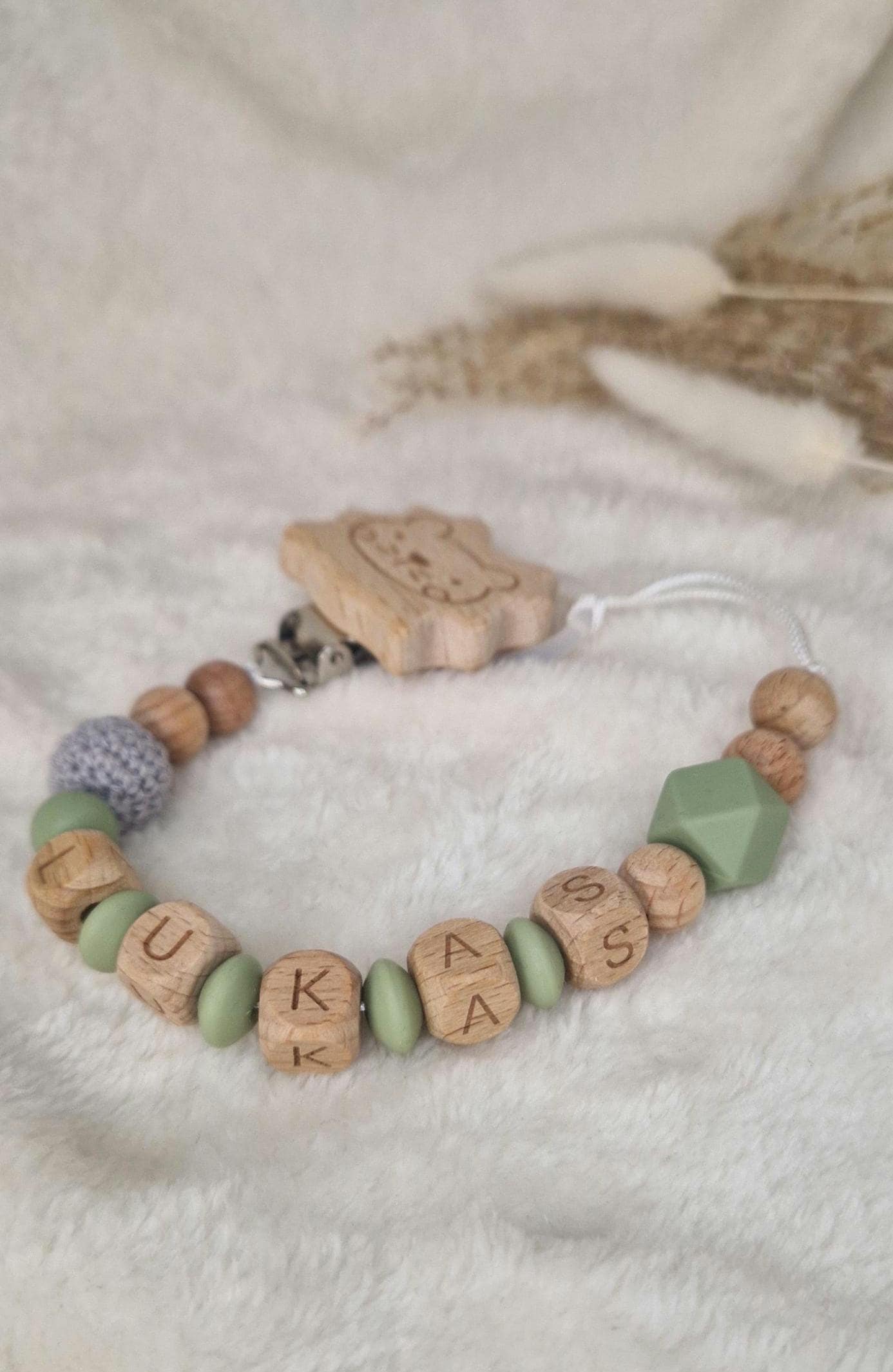 Personalisierte Schnullerkette Mit Namen - Liebevoll Handgefertigt |Handgemachtes Babygeschenk| Bpa-Frei| Holzbuchstaben | Grün von Etsy - TitiloobyKiki