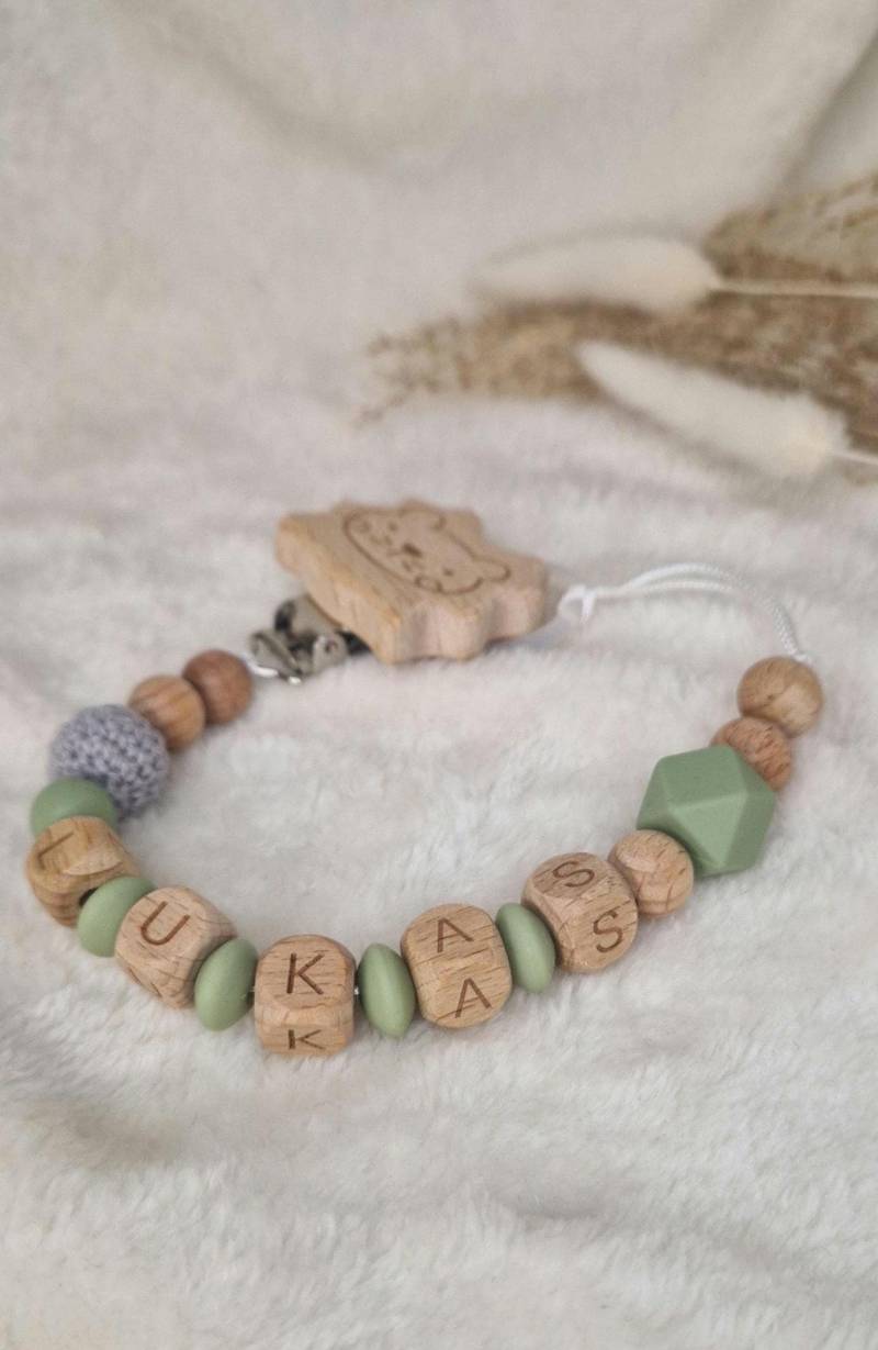 Personalisierte Schnullerkette Mit Namen - Liebevoll Handgefertigt |Handgemachtes Babygeschenk| Bpa-Frei| Holzbuchstaben | Grün von Etsy - TitiloobyKiki
