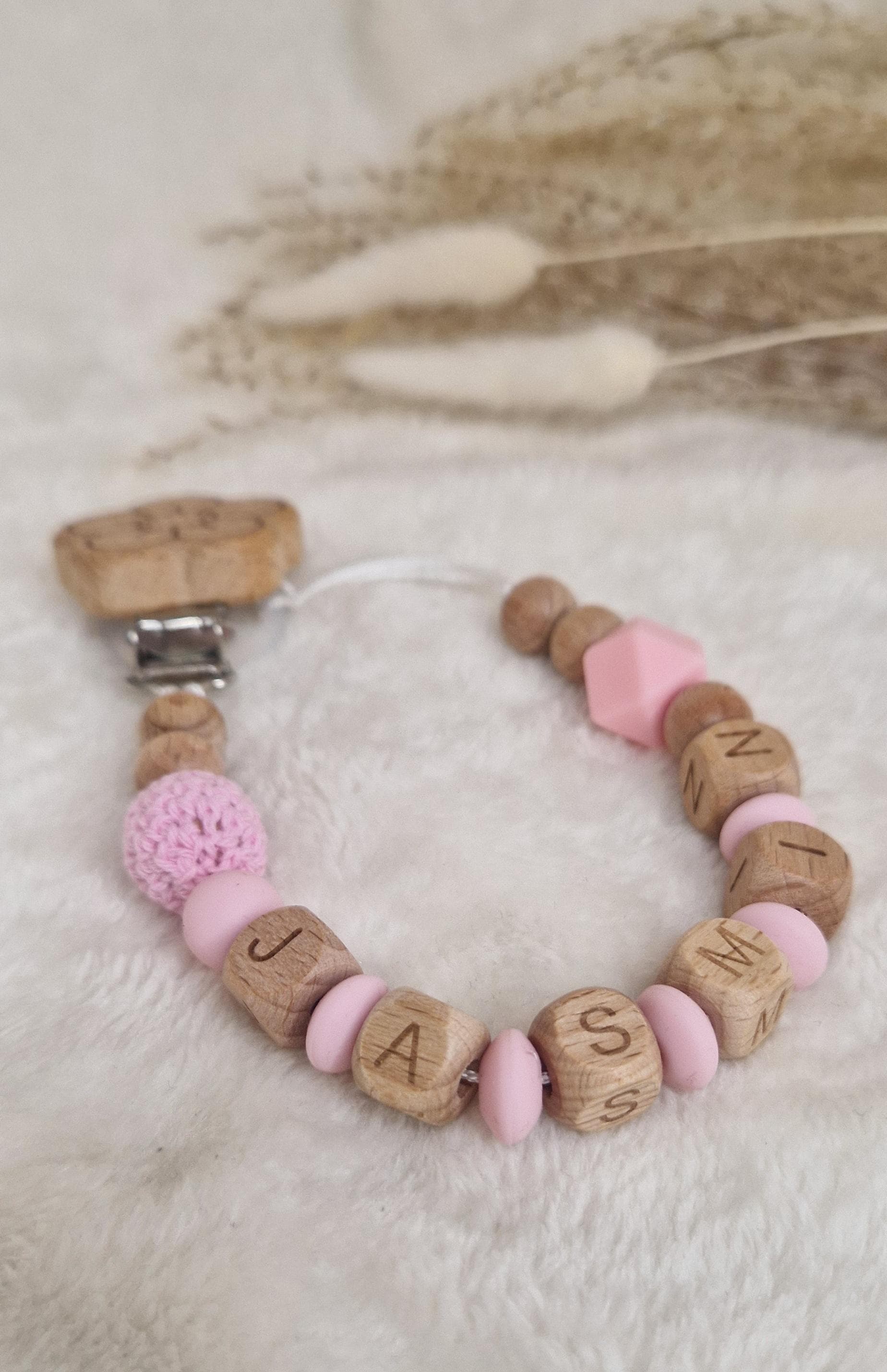 Personalisierte Schnullerkette Mit Namen - Liebevoll Handgefertigt |Handgemachtes Babygeschenk| Bpa-Frei| Holzbuchstaben | Rosa von Etsy - TitiloobyKiki