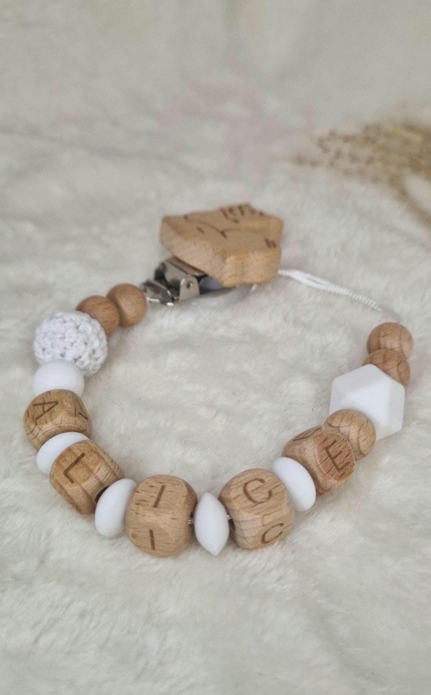 Personalisierte Schnullerkette Mit Namen - Liebevoll Handgefertigt |Handgemachtes Babygeschenk| Bpa-Frei| Holzbuchstaben | Weiß von Etsy - TitiloobyKiki