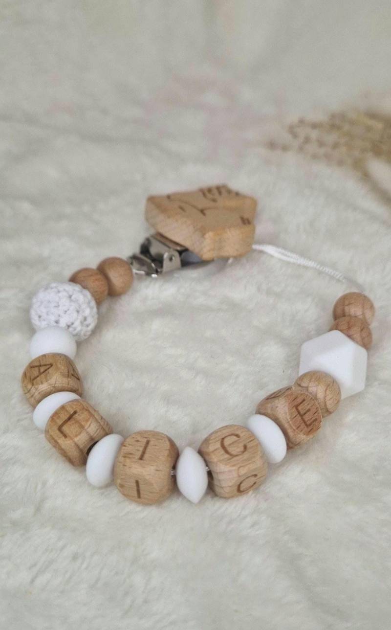 Personalisierte Schnullerkette Mit Namen - Liebevoll Handgefertigt |Handgemachtes Babygeschenk| Bpa-Frei| Holzbuchstaben | Weiß von Etsy - TitiloobyKiki