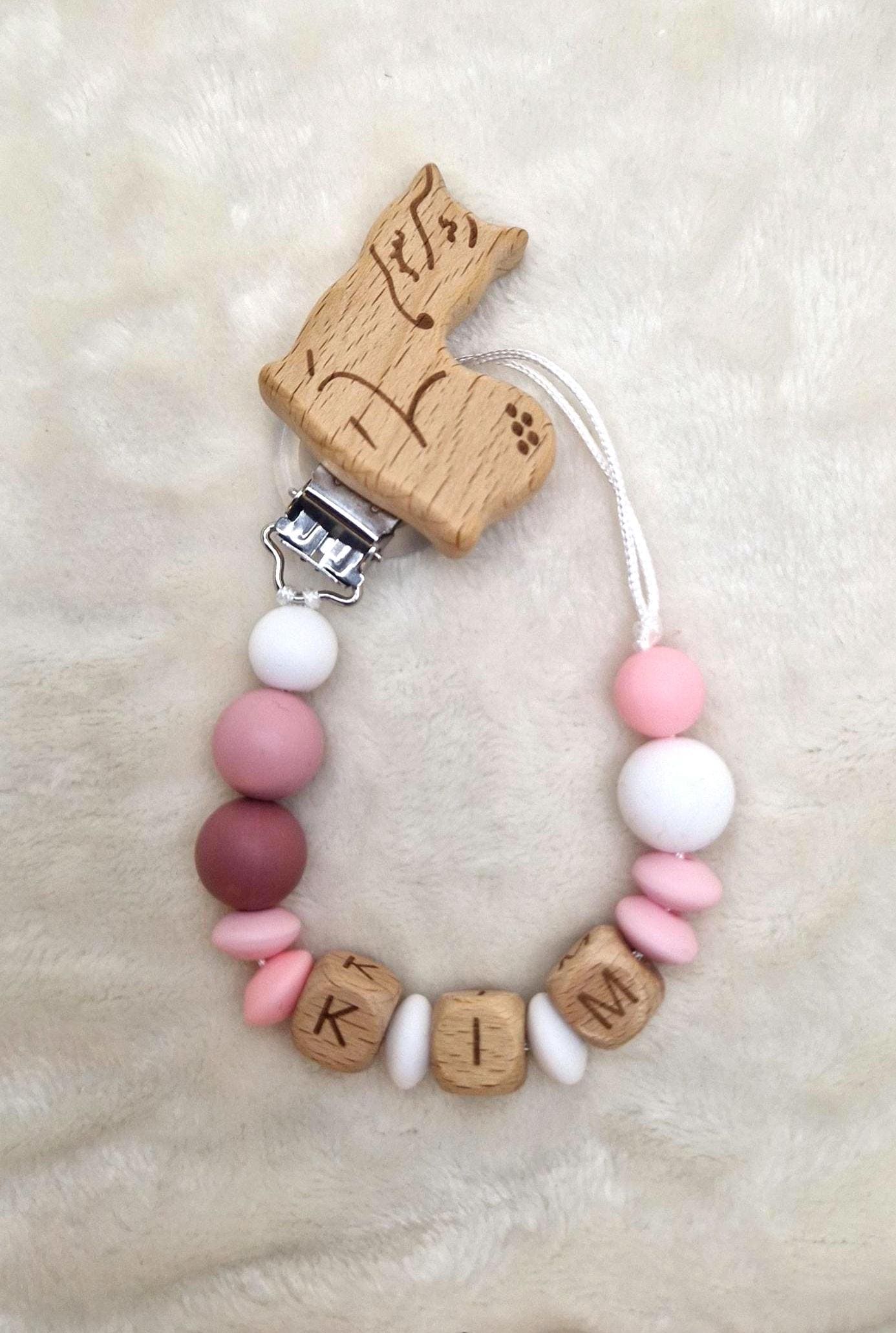 Schnullerkette Mit Namen - Personalisiert Rosa Aus Holz & Silikon | Geschenk Zur Geburt + Taufe Liebevoll Handgefertigt, Junge/Mädchen Schnullerkette Mit Namen - Personalisiert Rosa Aus Holz & Silikon | Geschenk Zur Geburt + Taufe Liebevoll Handgefertigt, Junge/Mädchen von Etsy - TitiloobyKiki